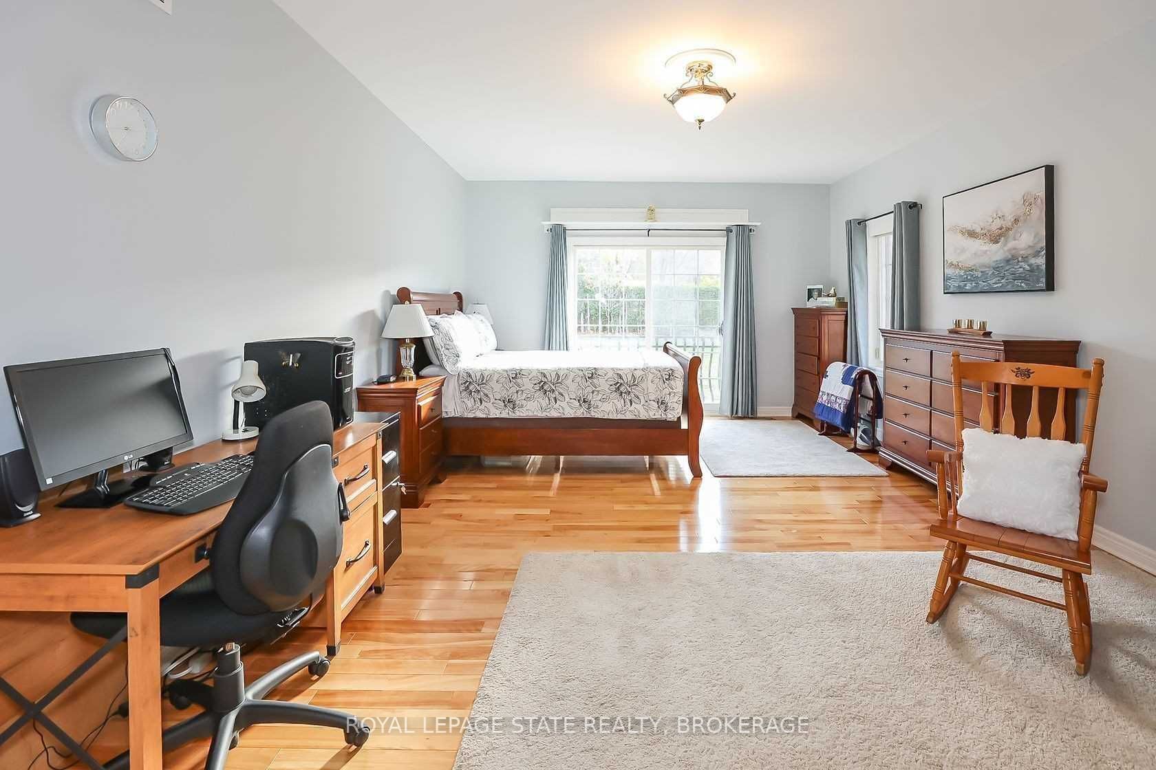 104 Main St E