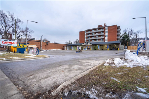 902 Main St E