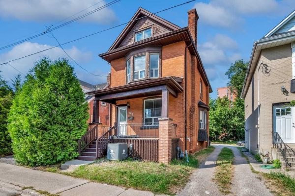 746 King St W