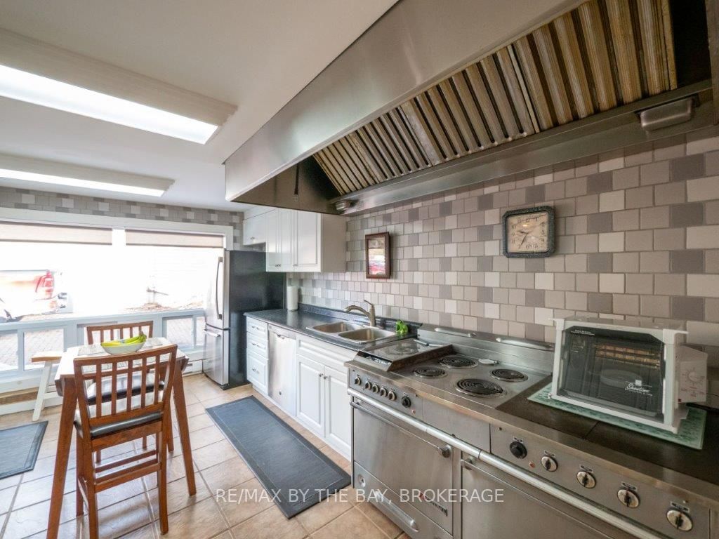 2512 HONEY HARBOUR Road