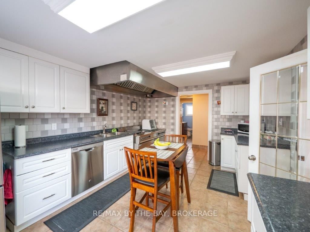 2512 HONEY HARBOUR Road