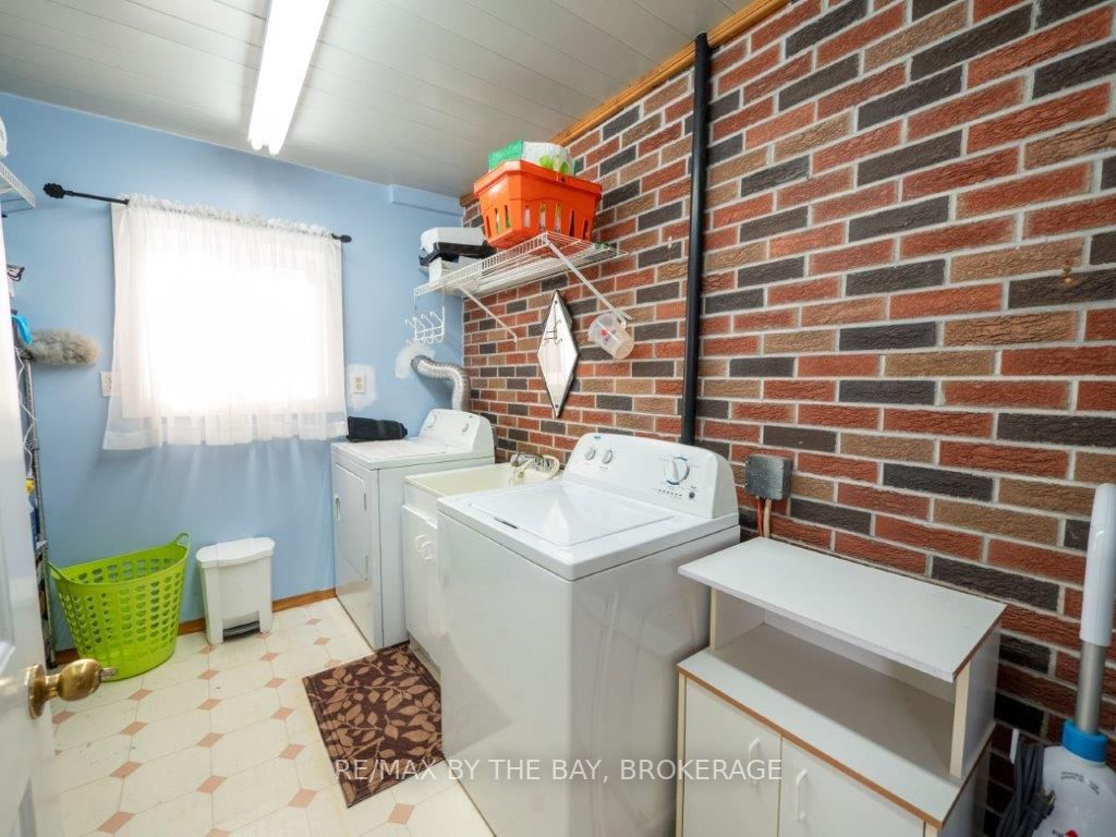 2512 HONEY HARBOUR Road