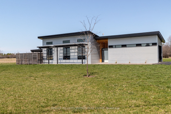 18744 Loyalist Pkwy, Prince Edward County