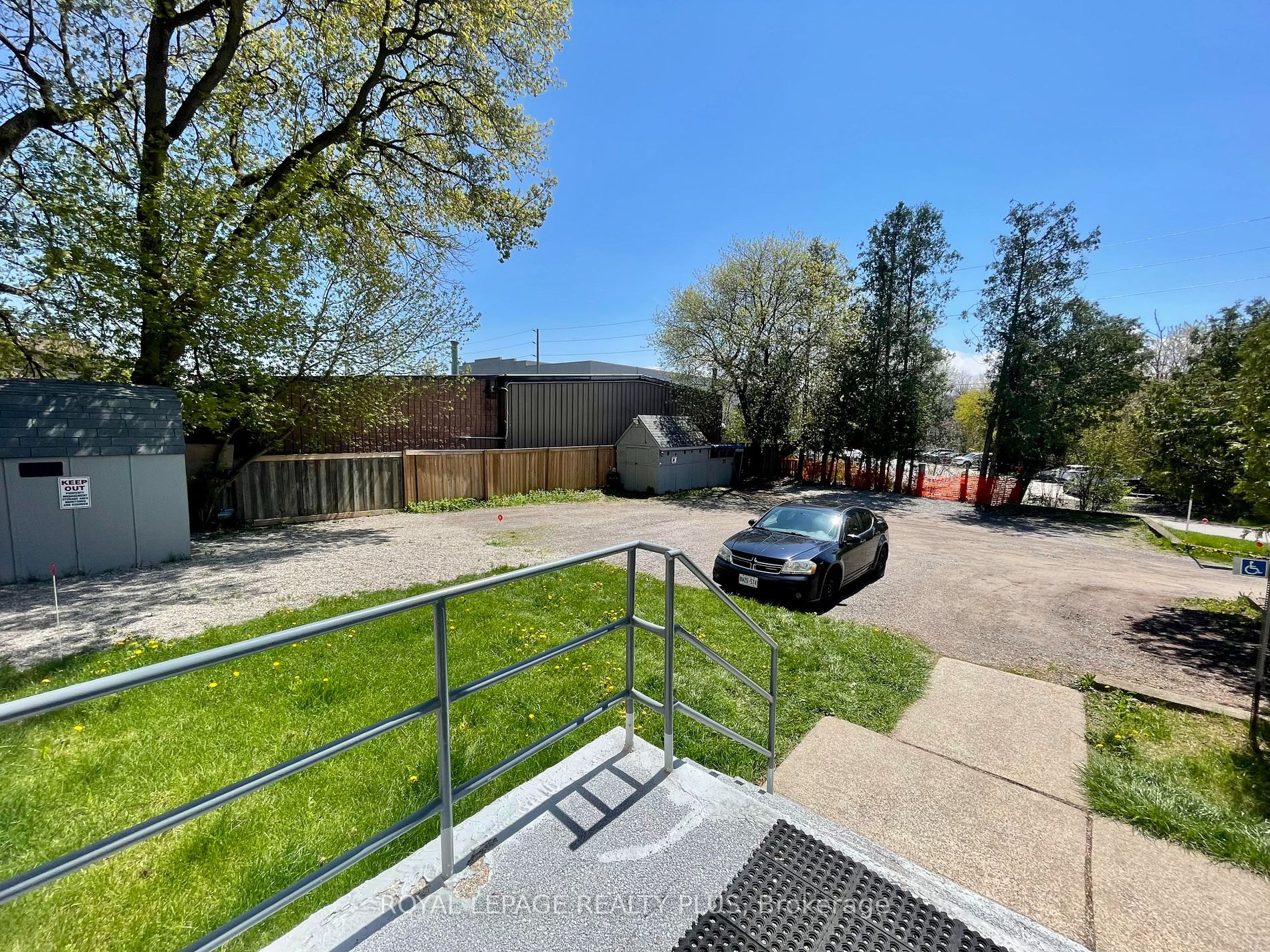 37 Bond St S