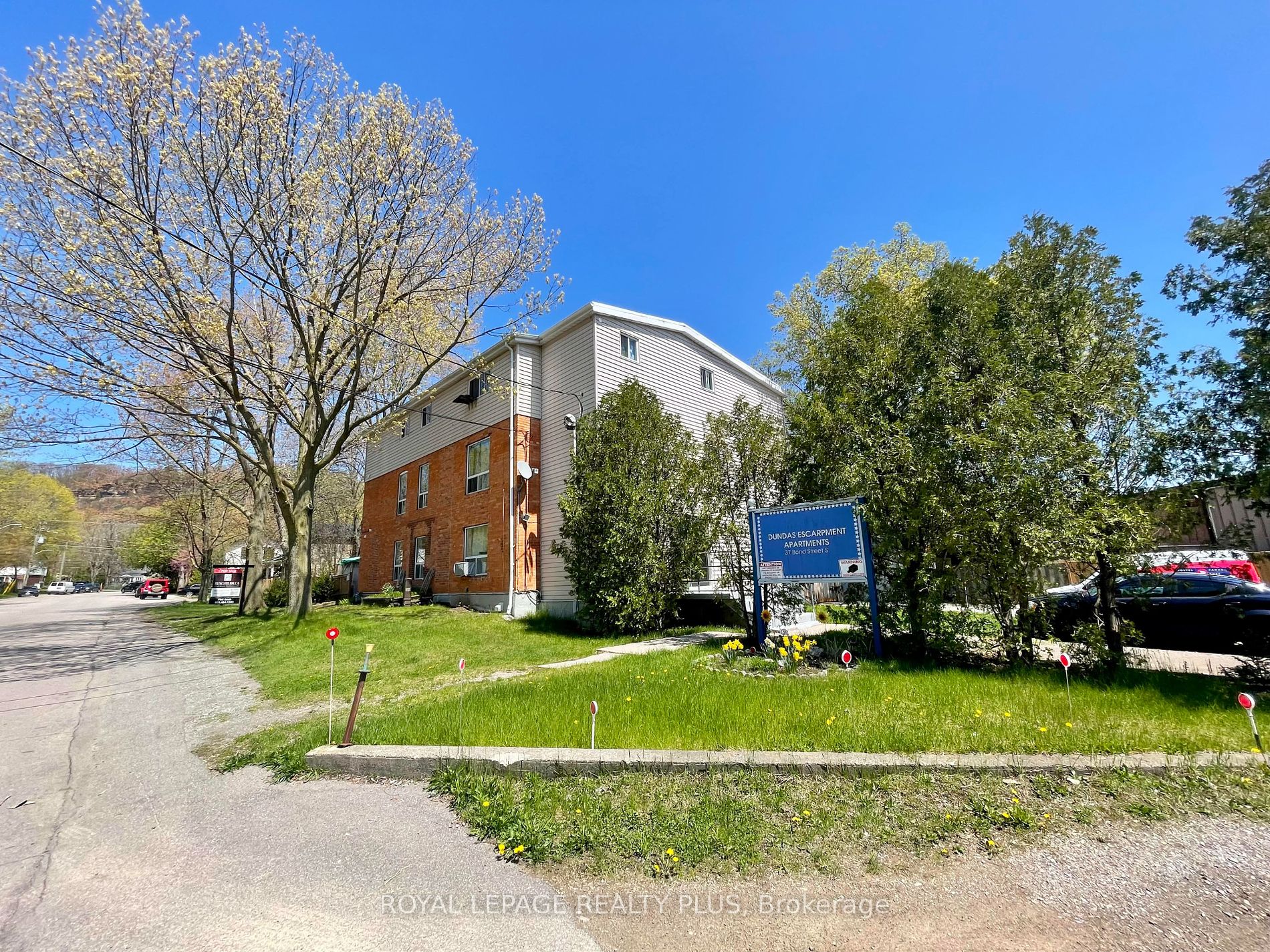 37 Bond St S