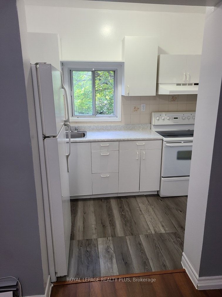 37 Bond St S