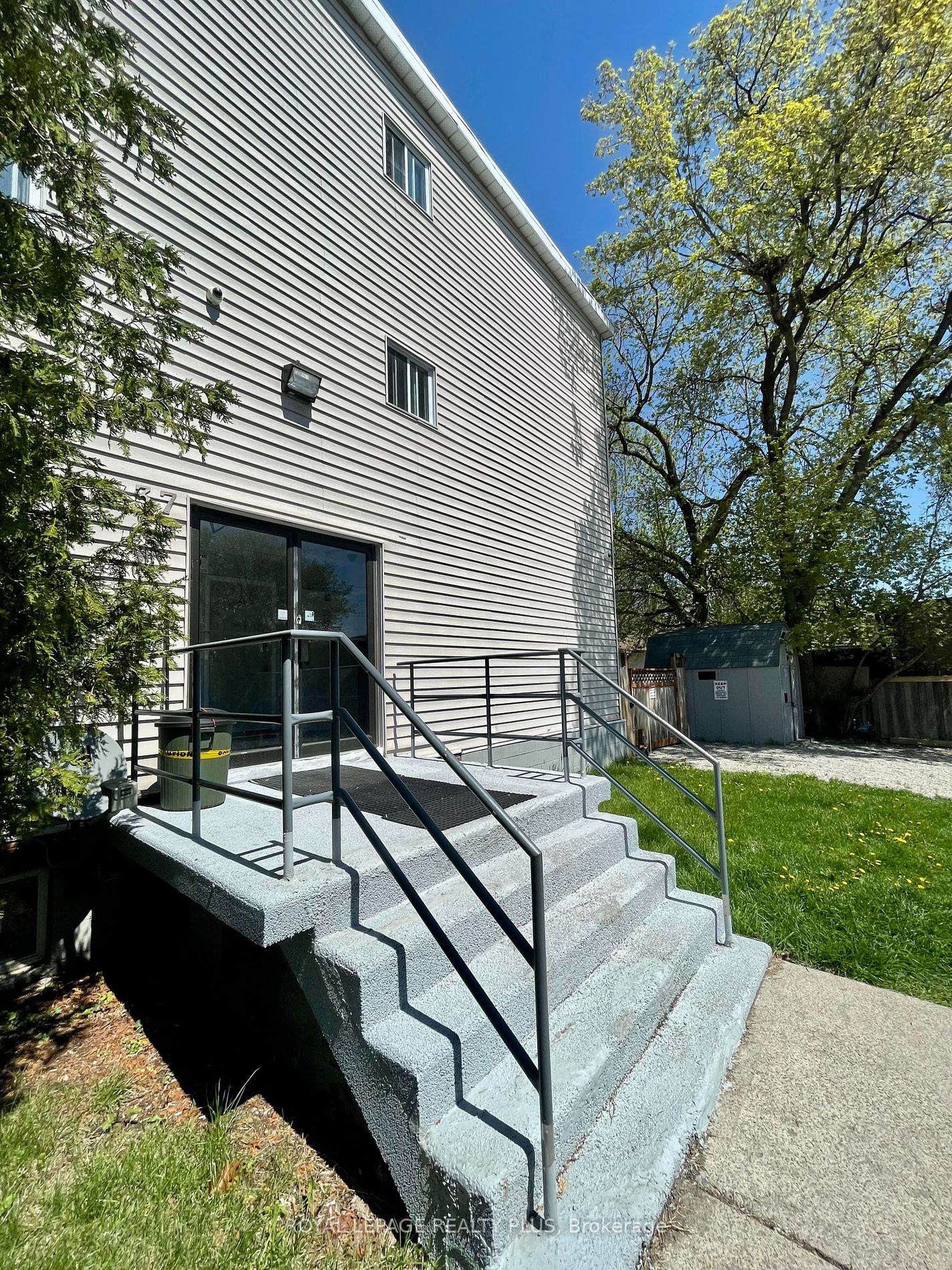 37 Bond St S