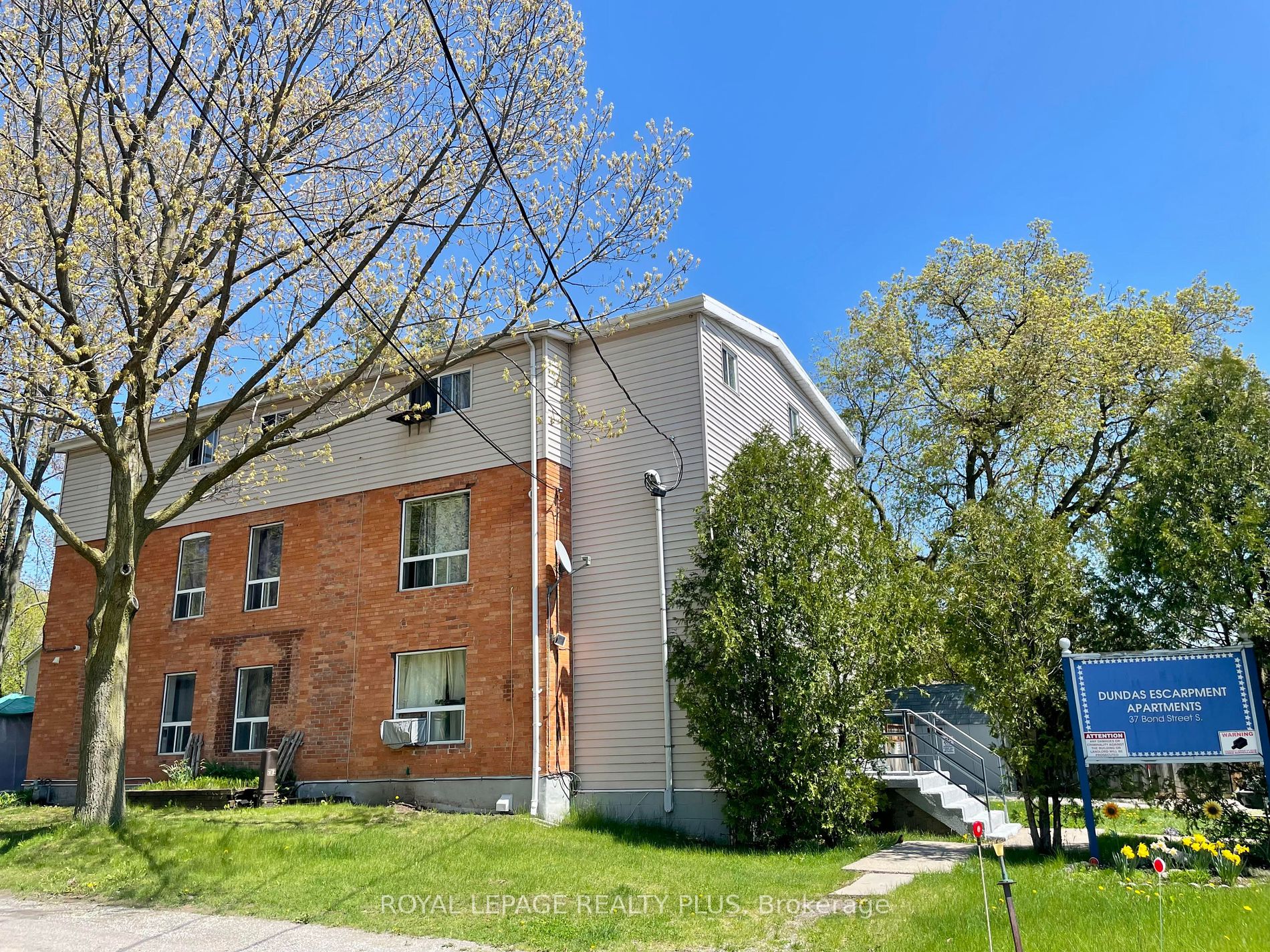37 Bond St S