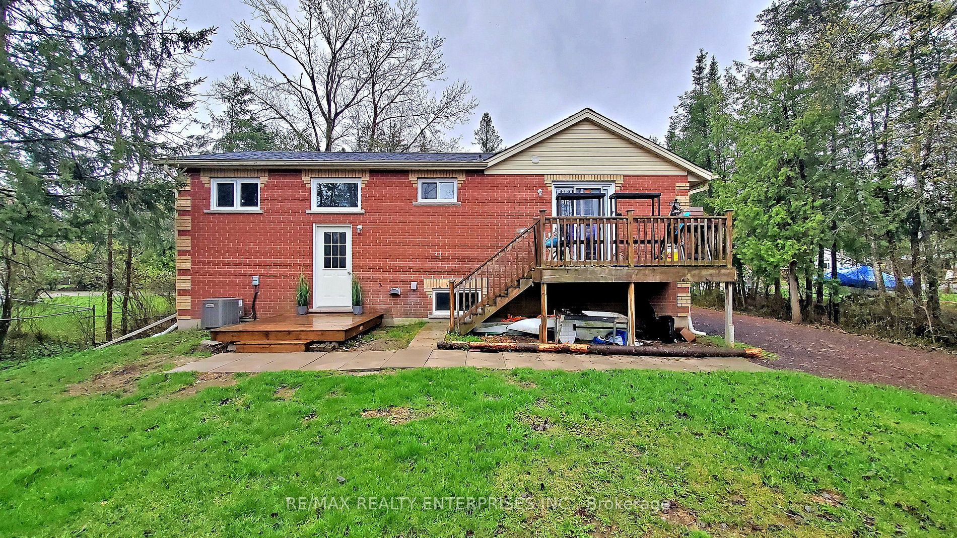 353 Front Street W