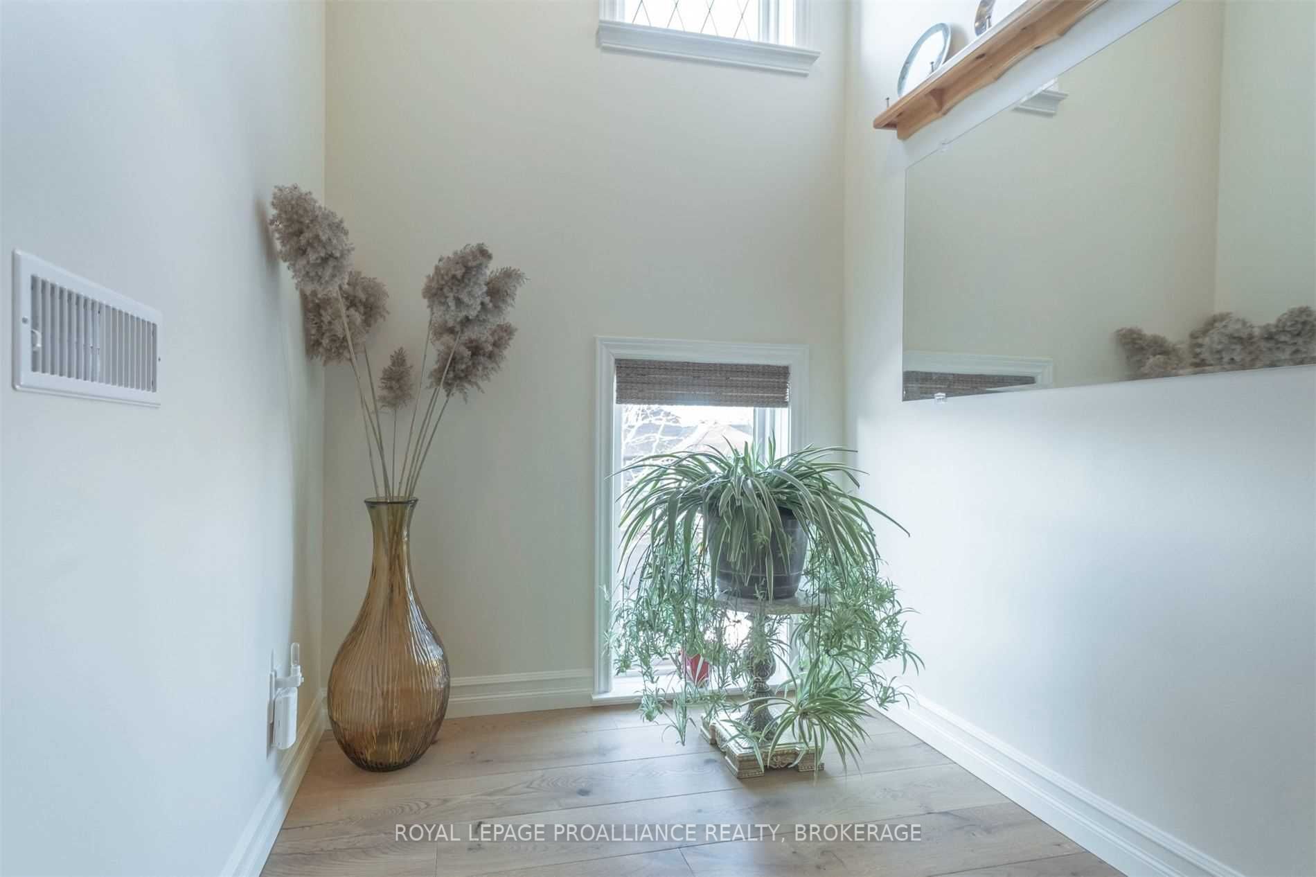245 Elgin St W, #411