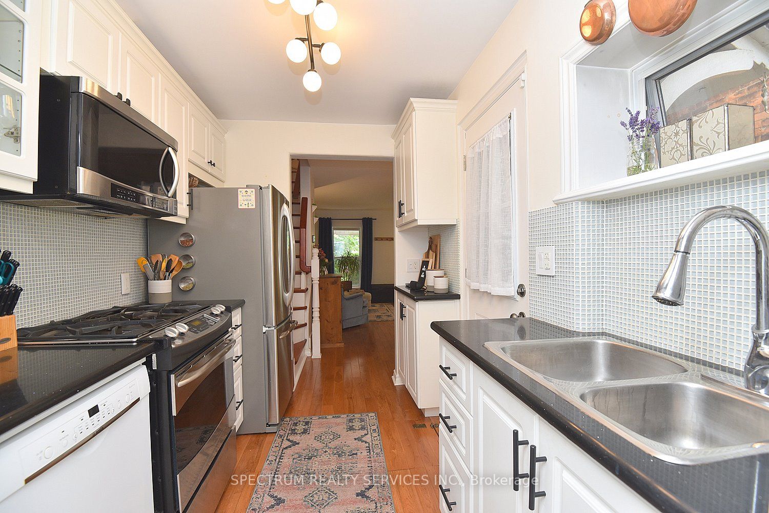 75 Ray Street N