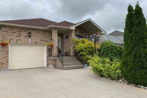 12 Wagner Dr, Hamilton