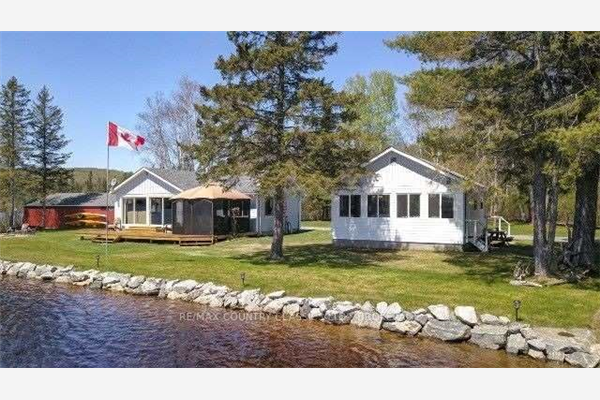 215D Paradise Landing Rd, Hastings Highlands
