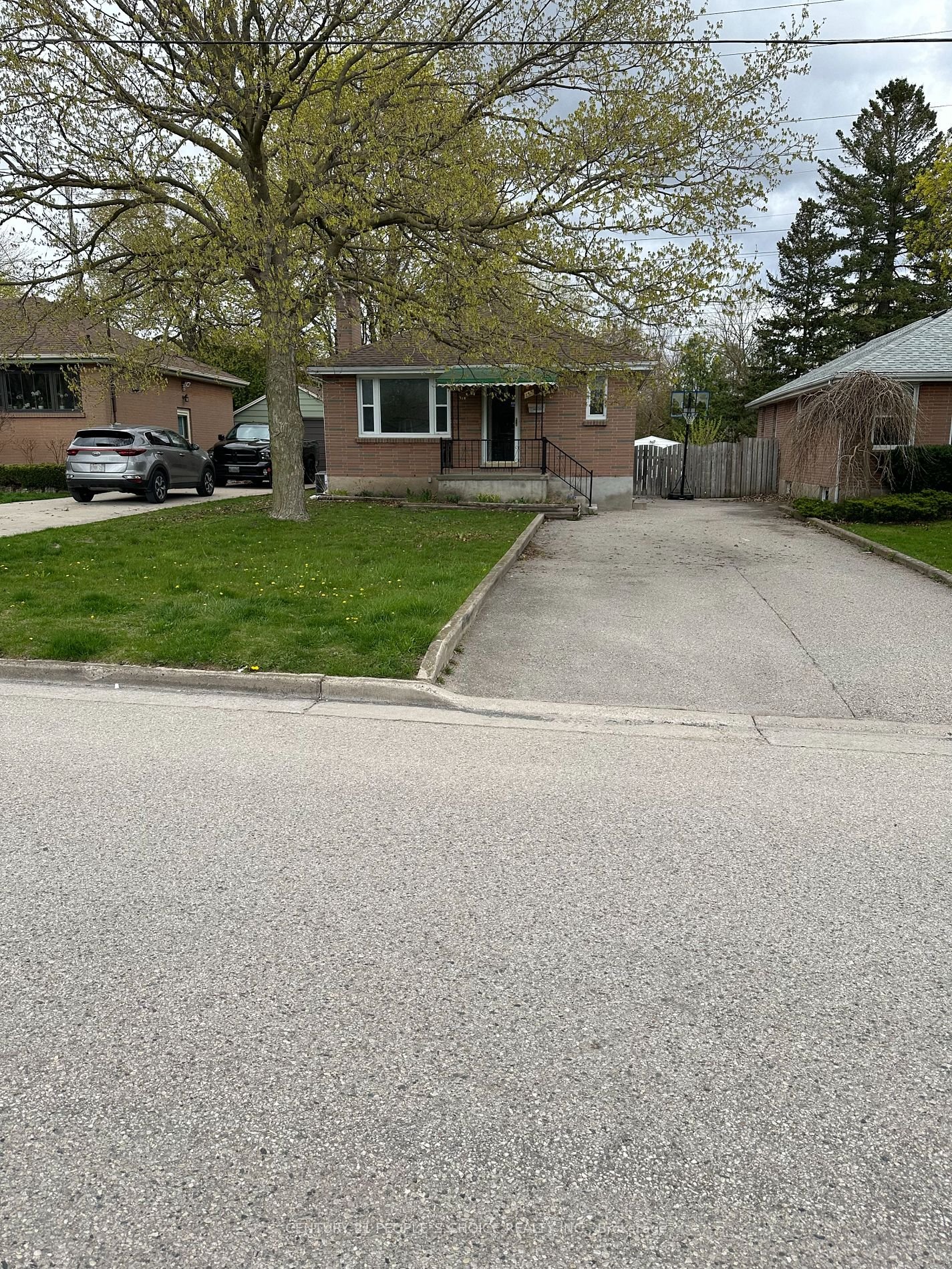156 Ellsworth Cres