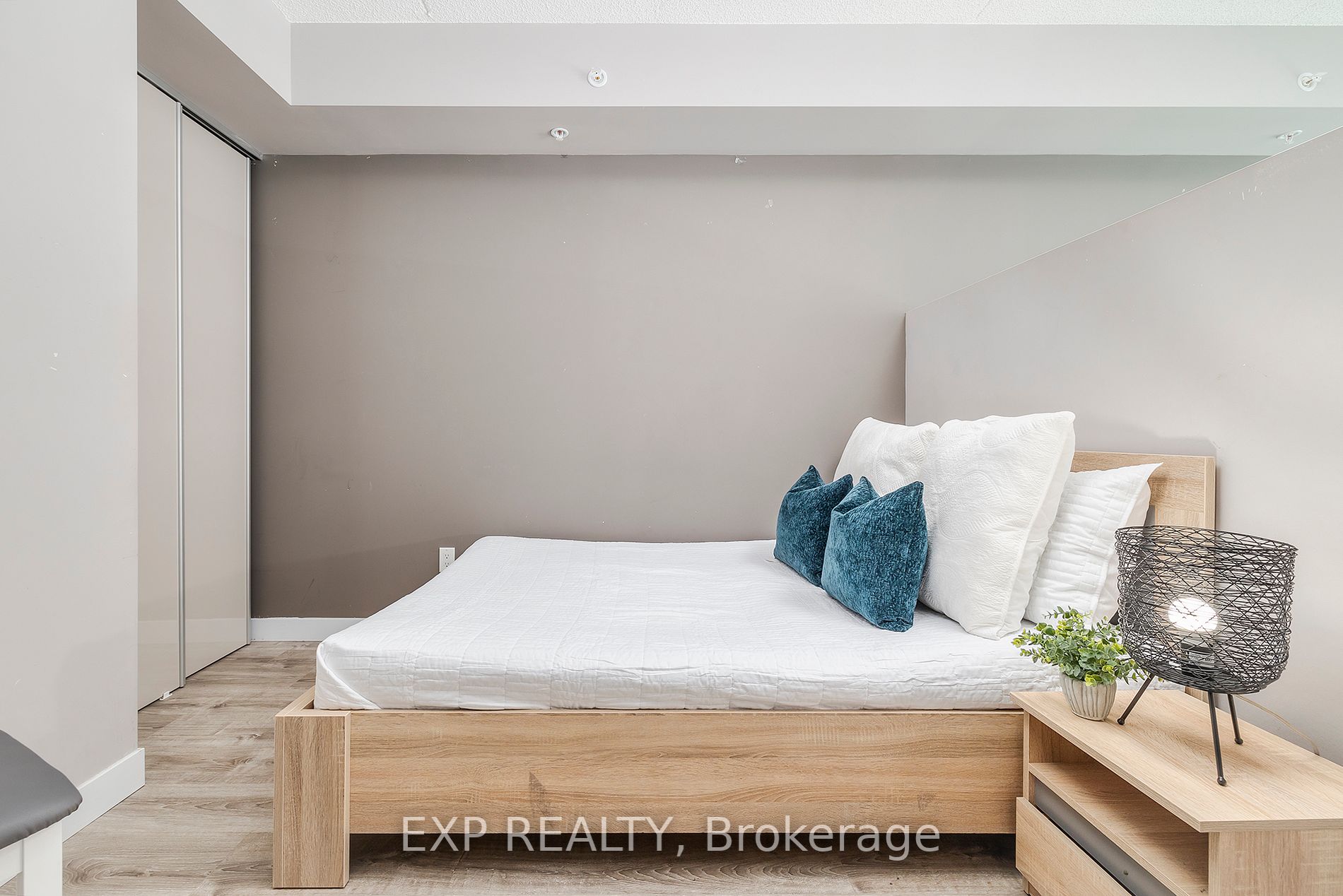250 Albert St, #302