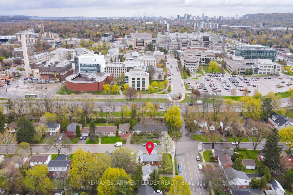 6 Sanders Blvd, Hamilton