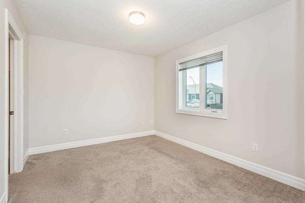 3 Nieson St