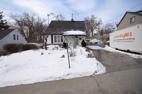 54 Dundas St E