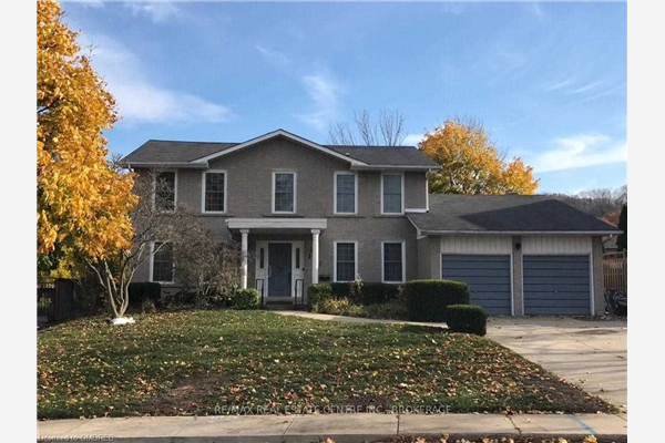 141 Country Club Dr, Hamilton