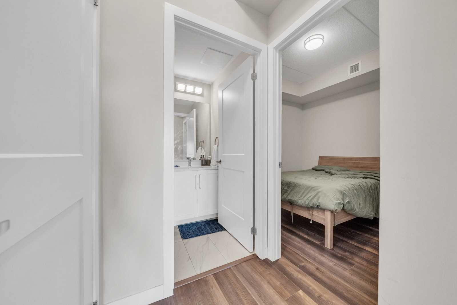 15 Queen St S, #1401
