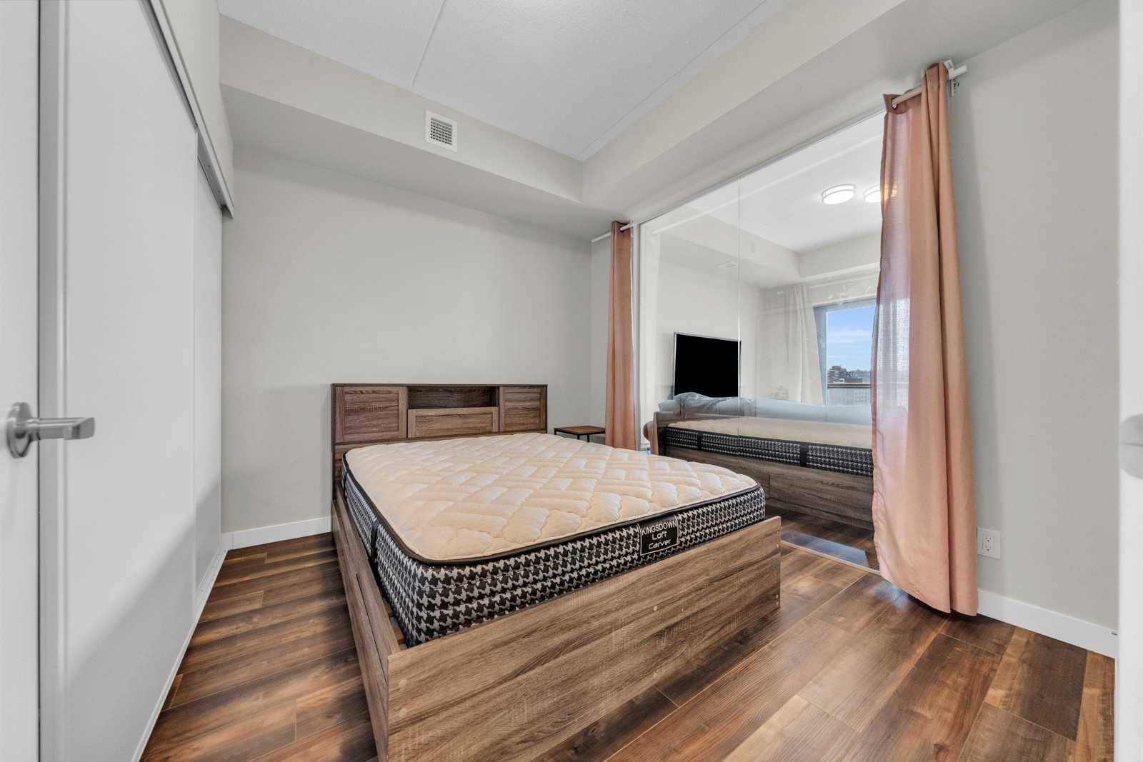 15 Queen St S, #1401