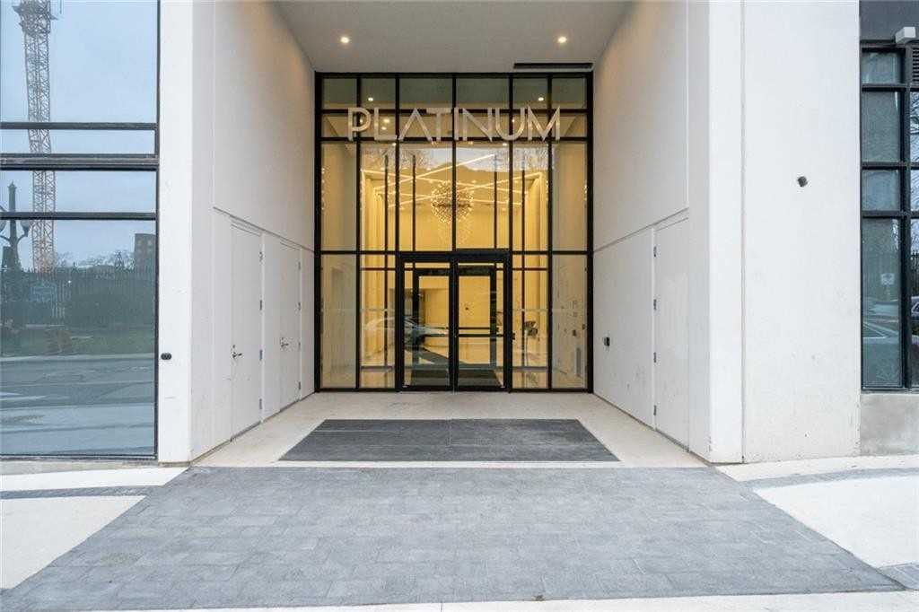 15 Queen St S, #1401