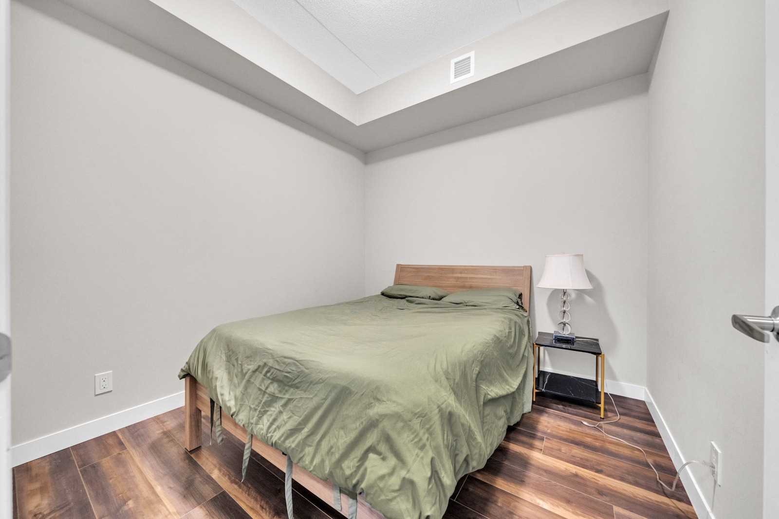 15 Queen St S, #1401