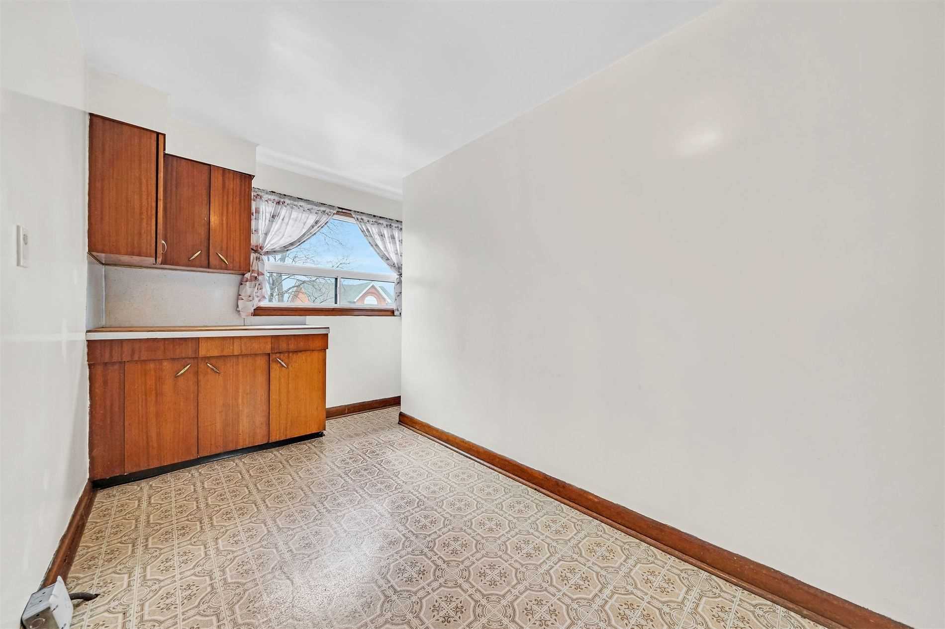 106 Simcoe St E