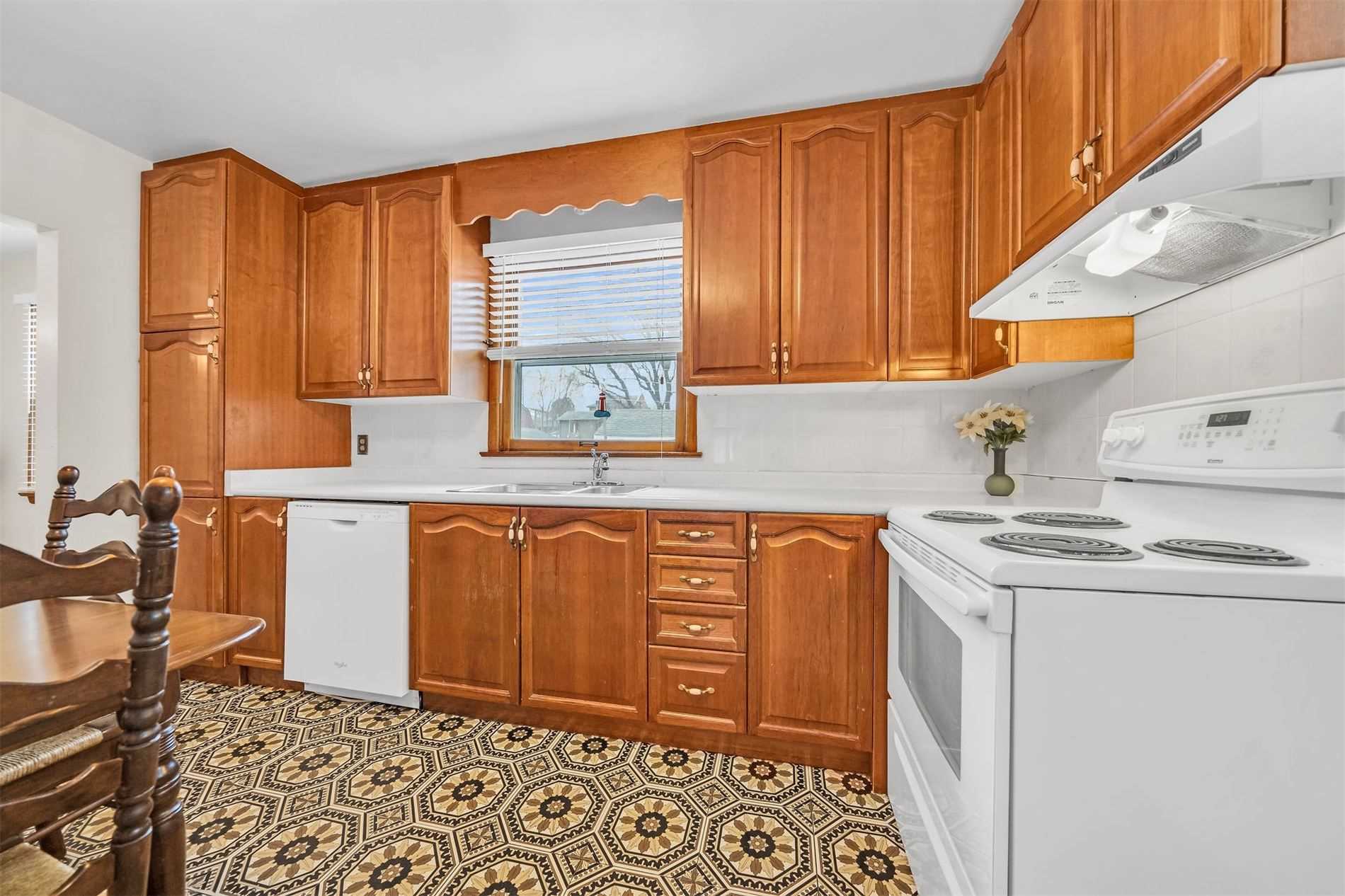 106 Simcoe St E
