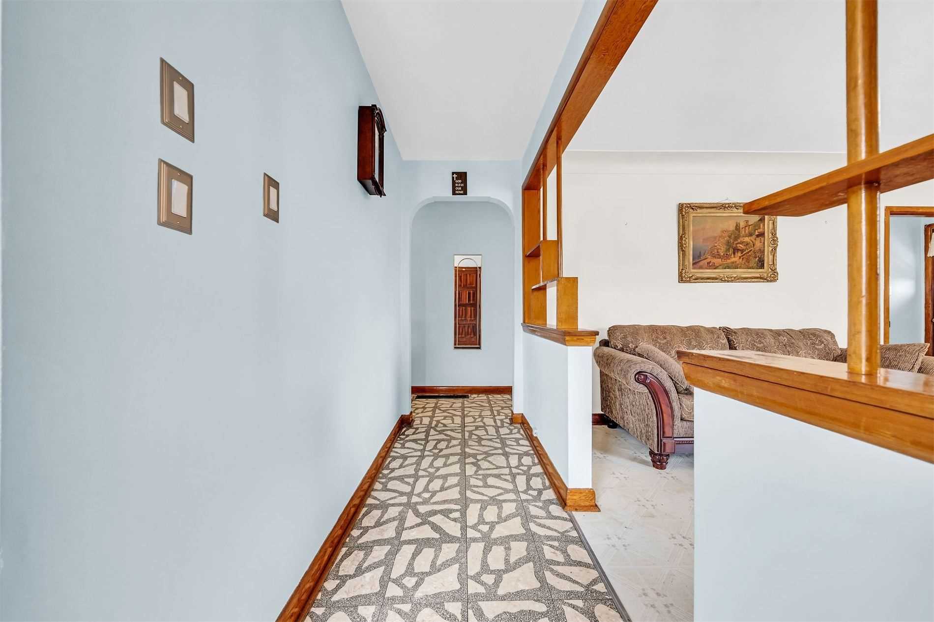 106 Simcoe St E