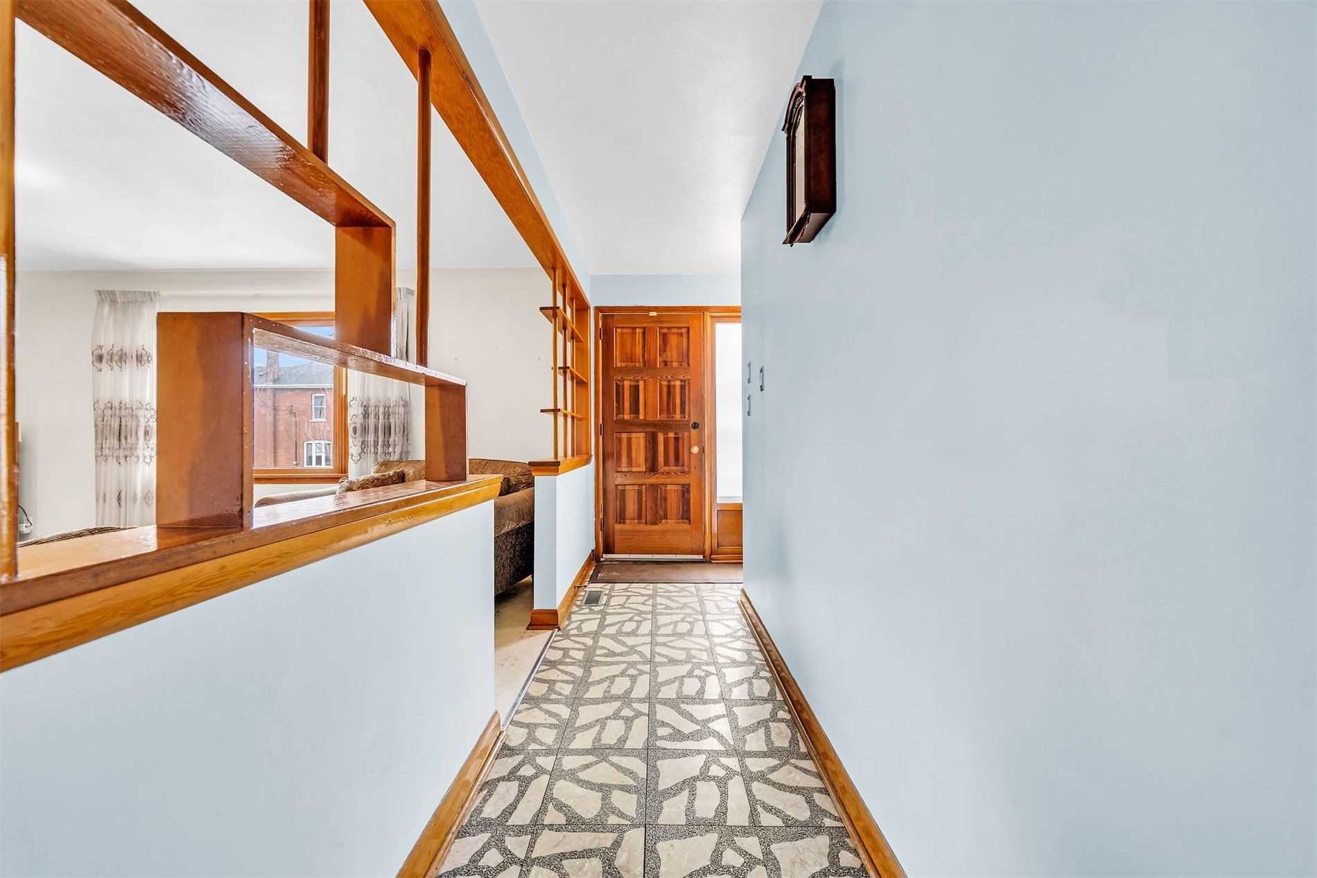 106 Simcoe St E