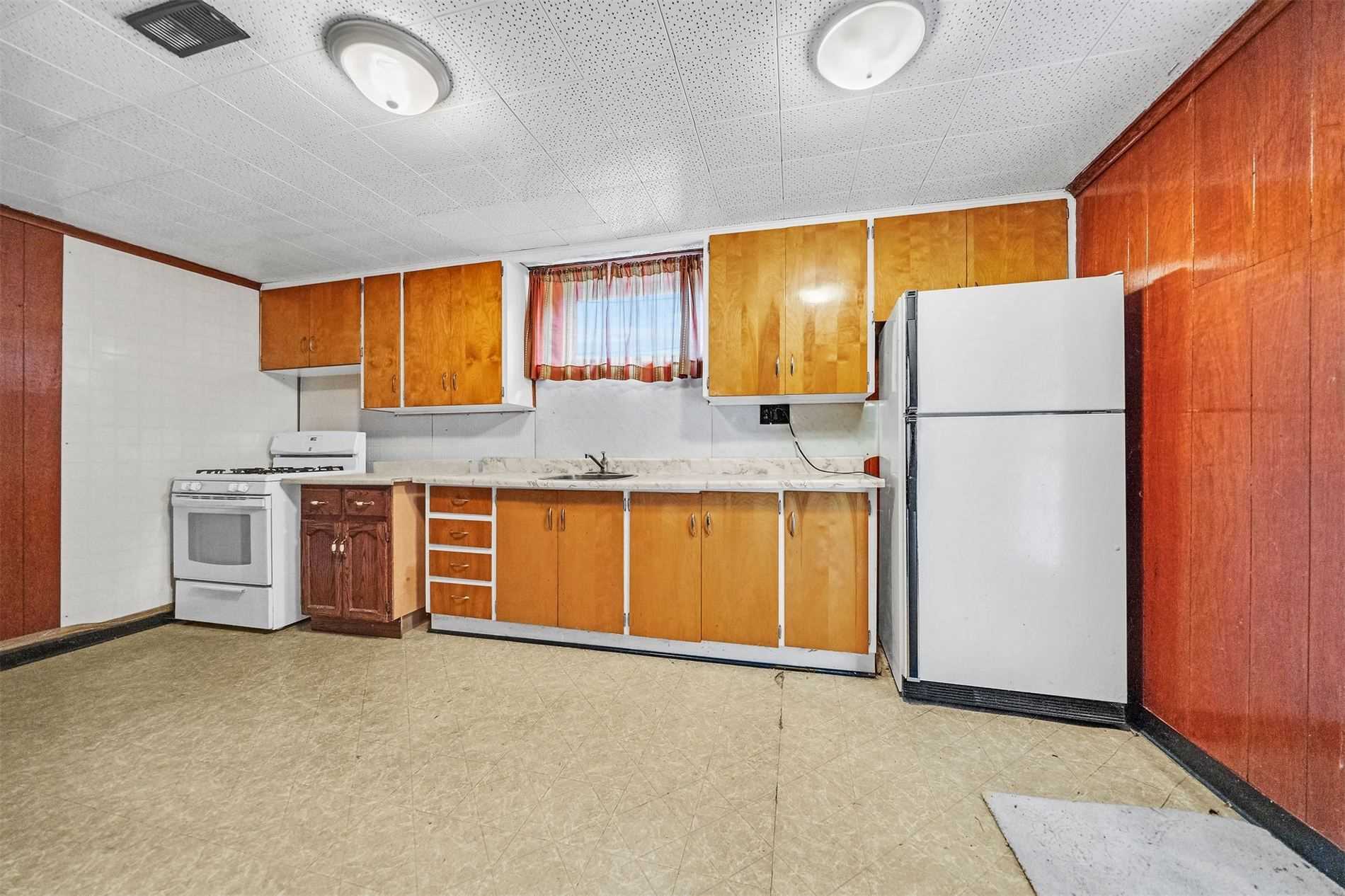 106 Simcoe St E