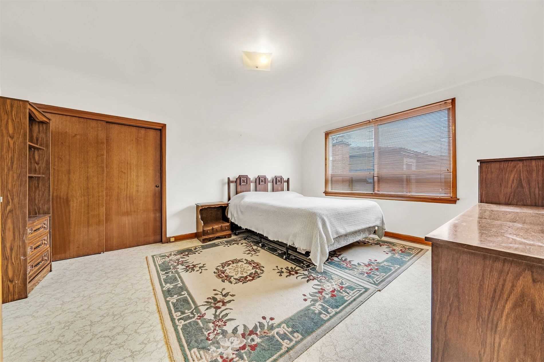 106 Simcoe St E