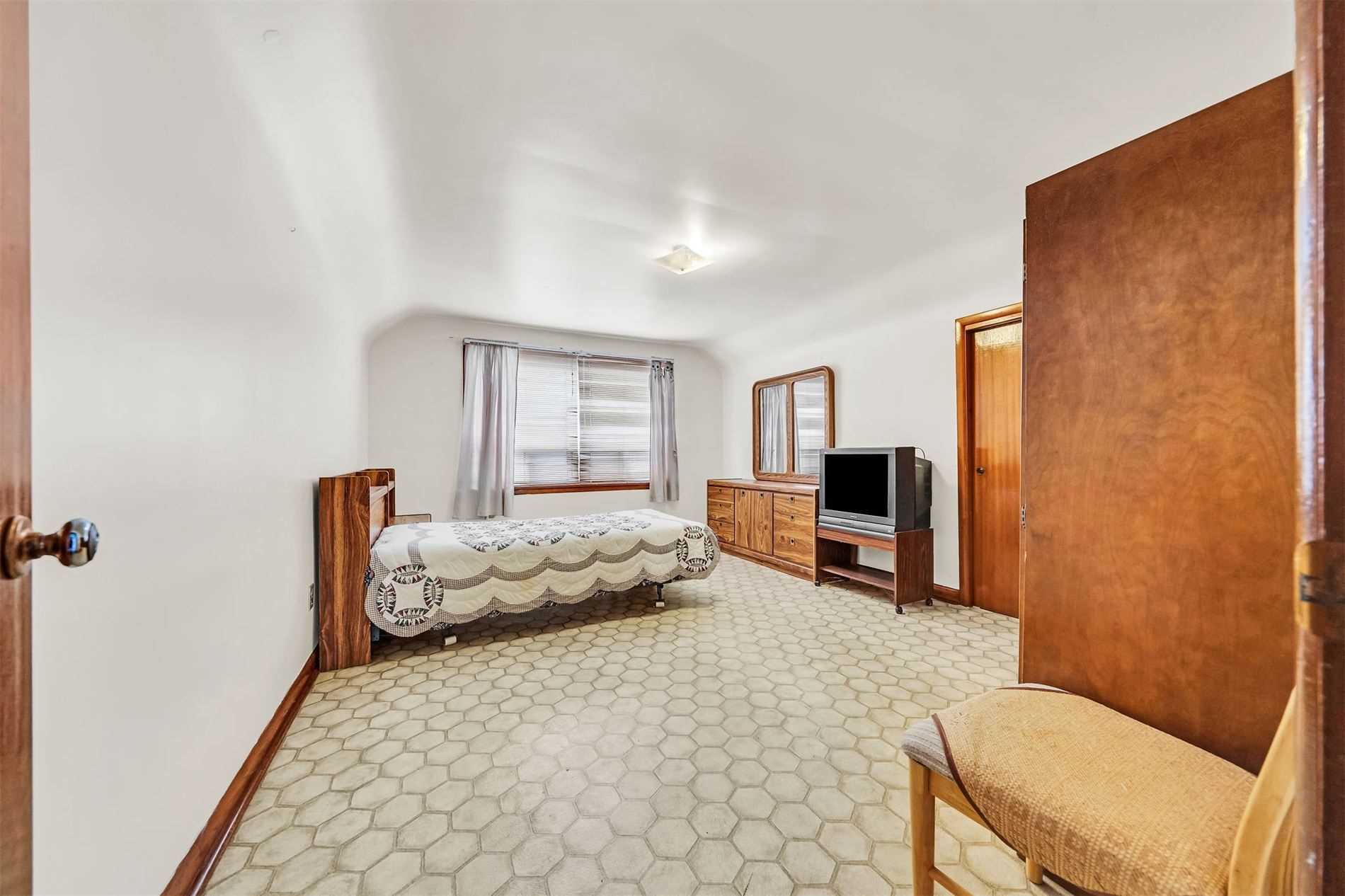 106 Simcoe St E