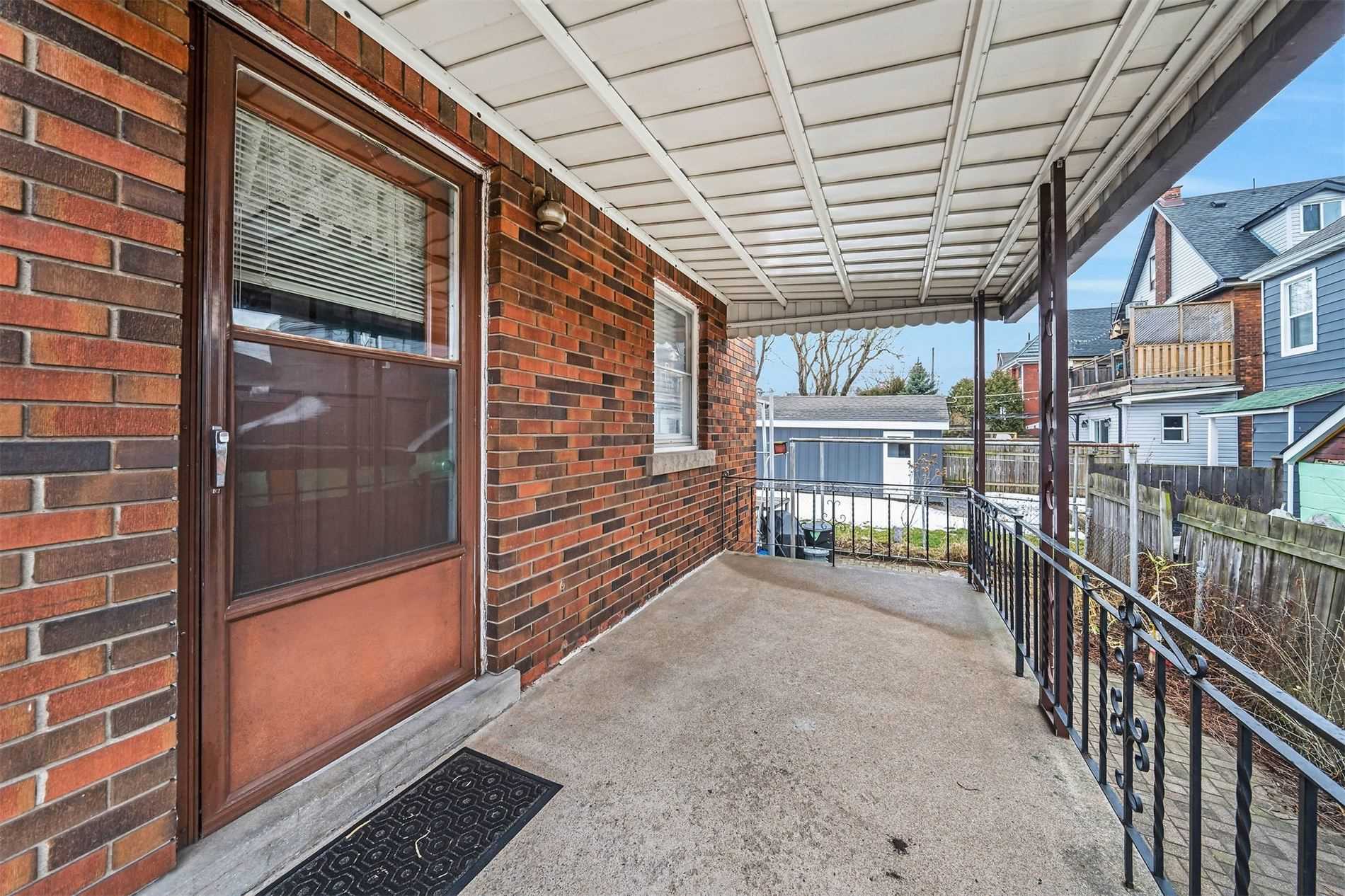 106 Simcoe St E