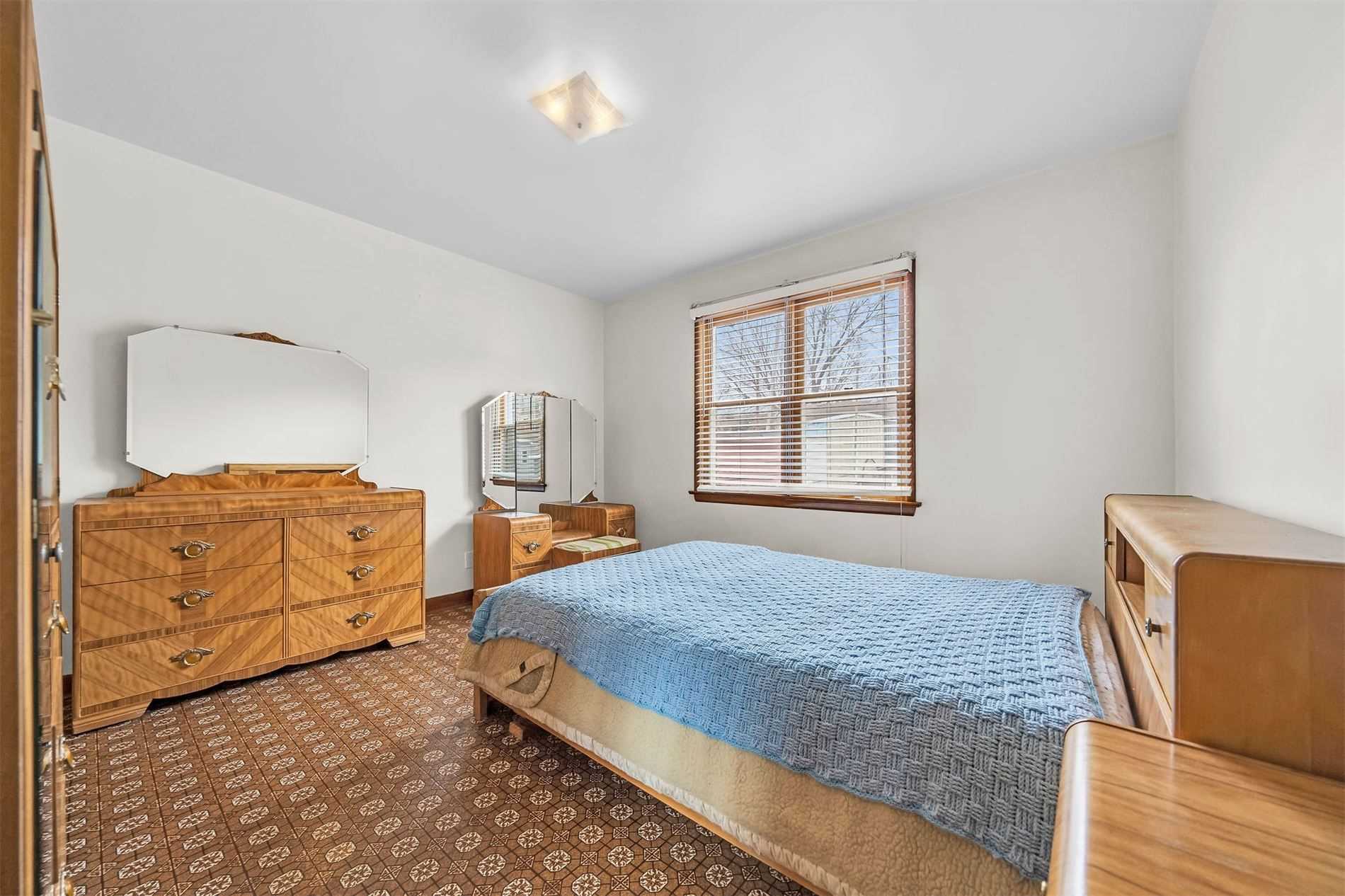 106 Simcoe St E
