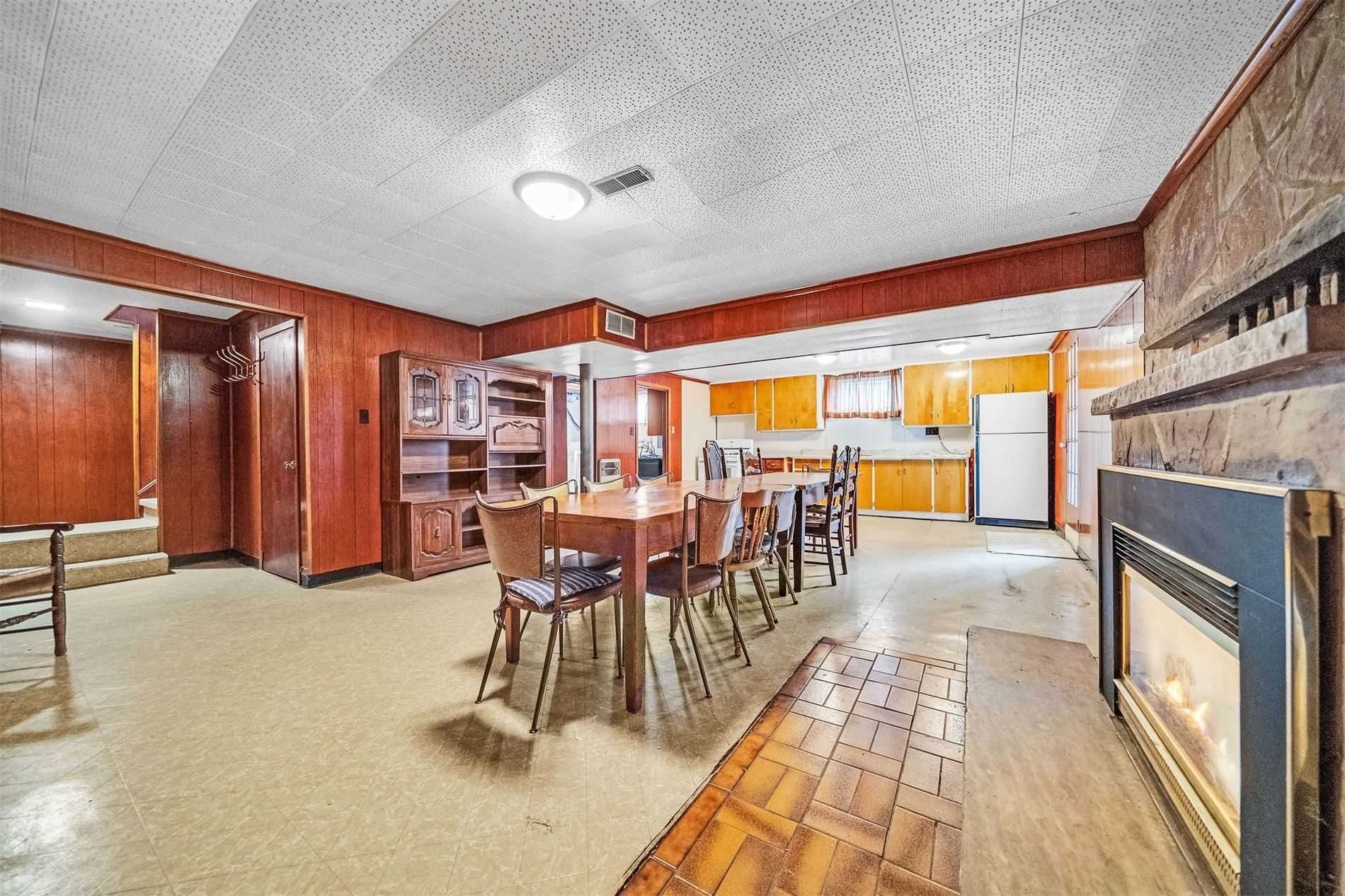 106 Simcoe St E