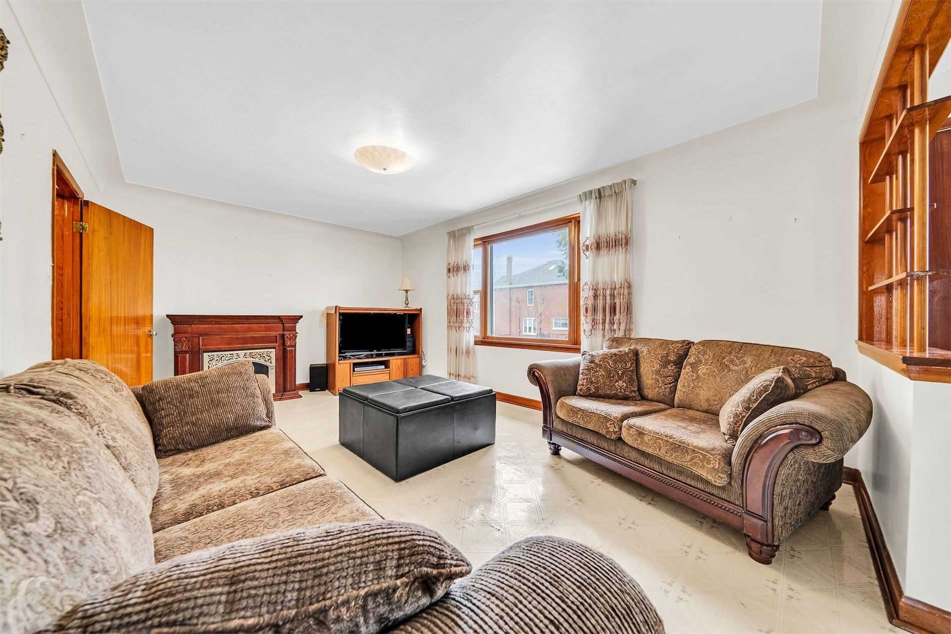 106 Simcoe St E