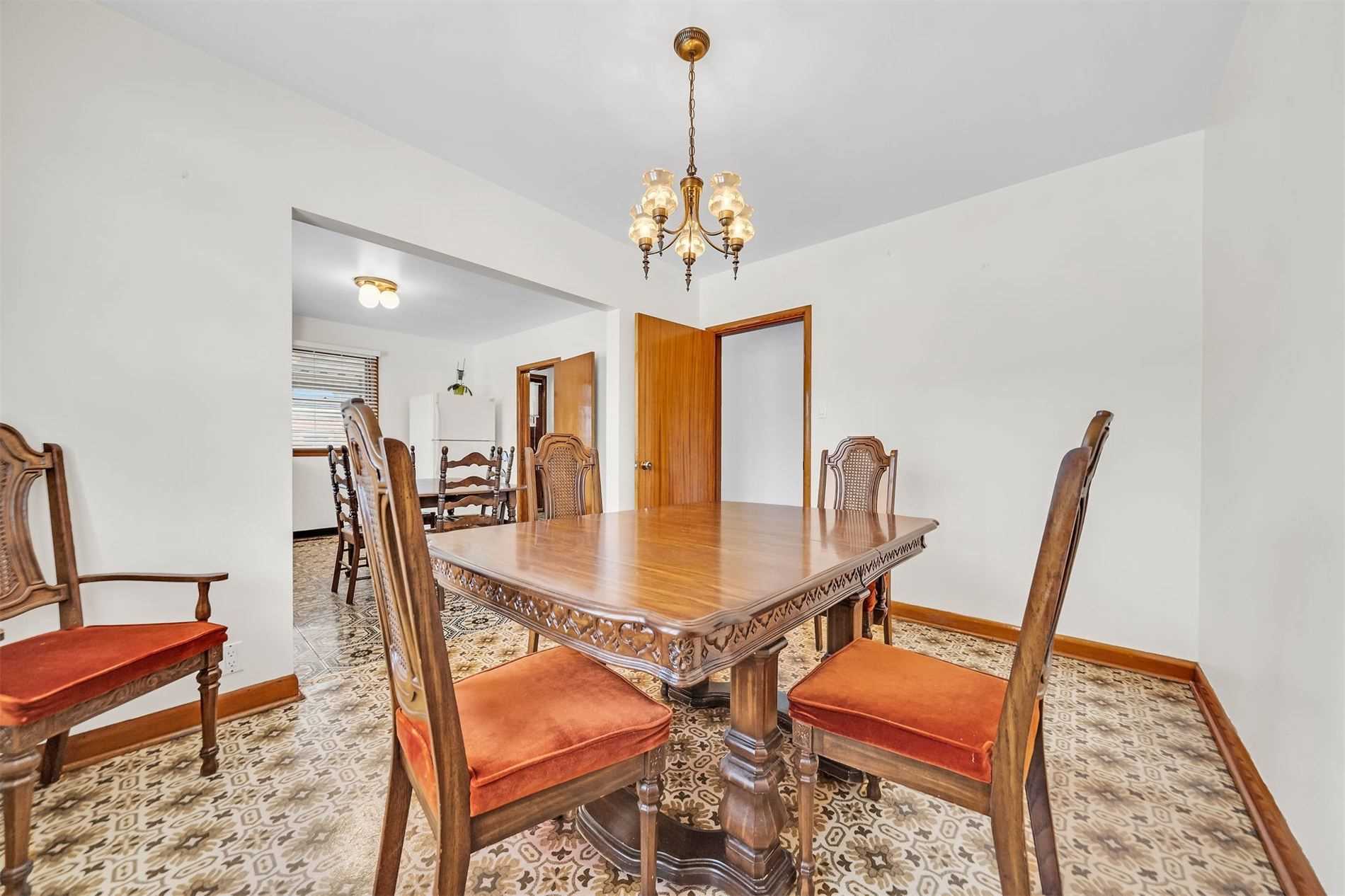 106 Simcoe St E