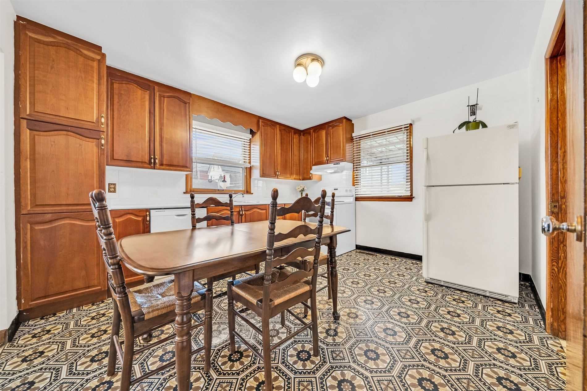 106 Simcoe St E