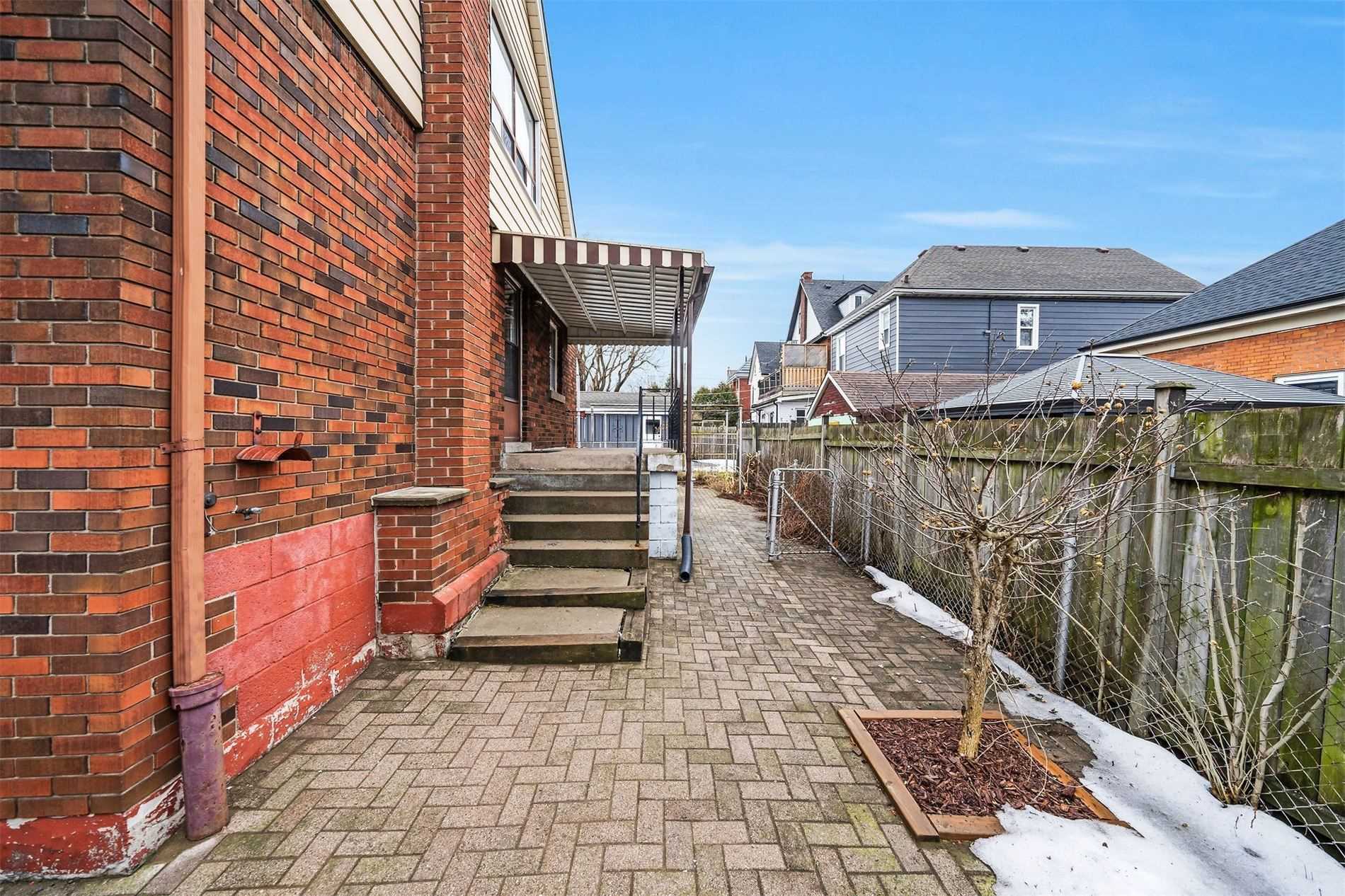 106 Simcoe St E
