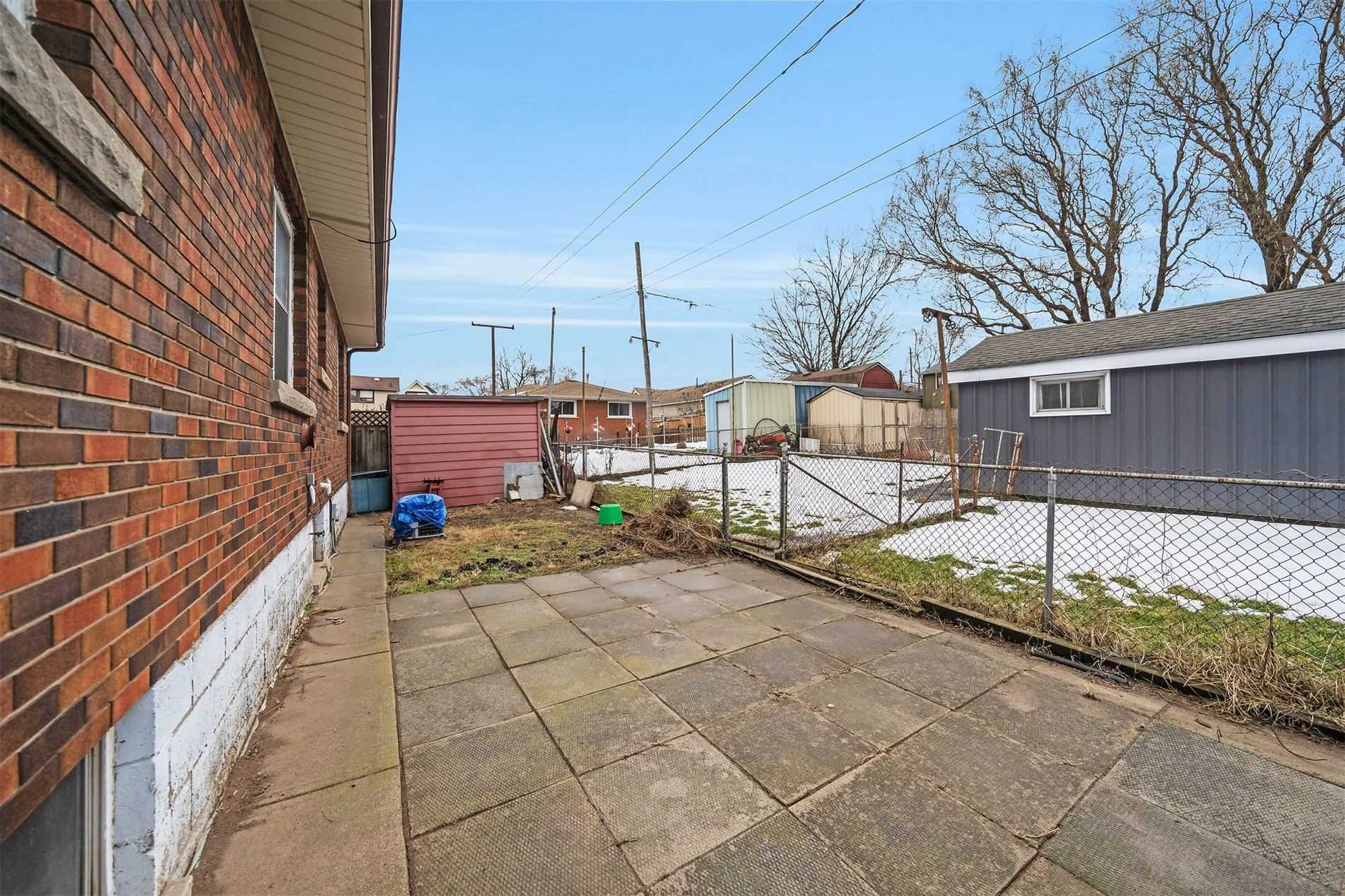106 Simcoe St E
