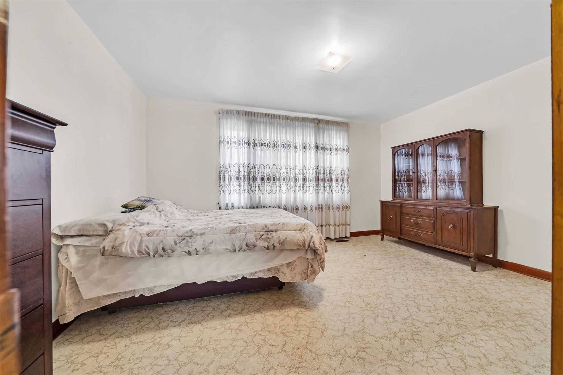 106 Simcoe St E