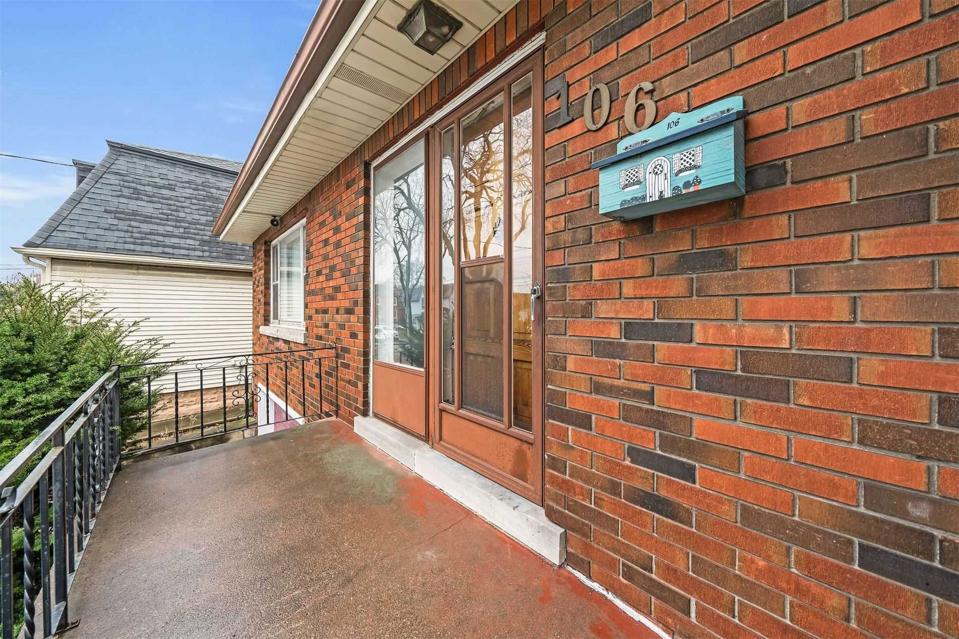 106 Simcoe St E