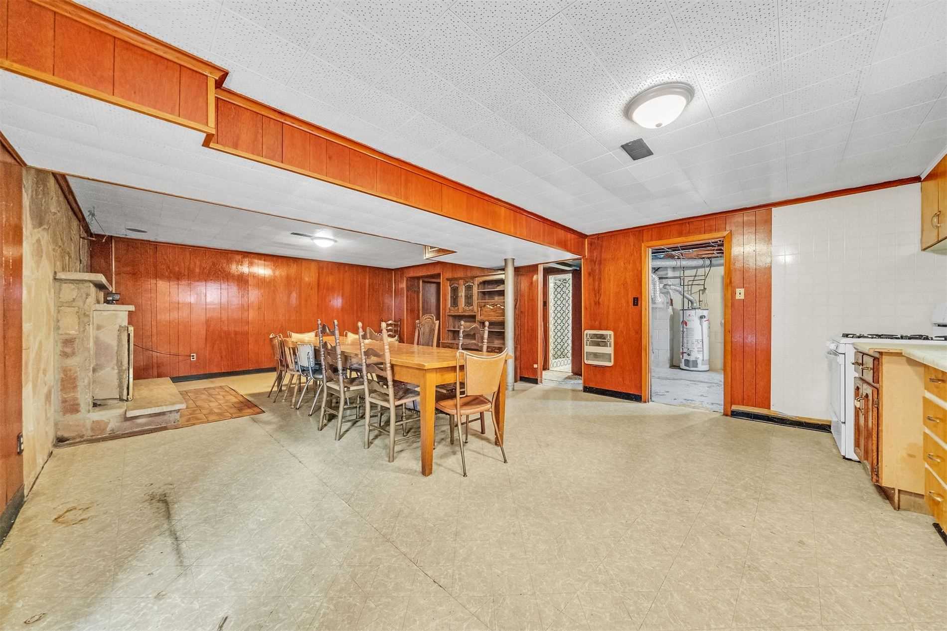 106 Simcoe St E