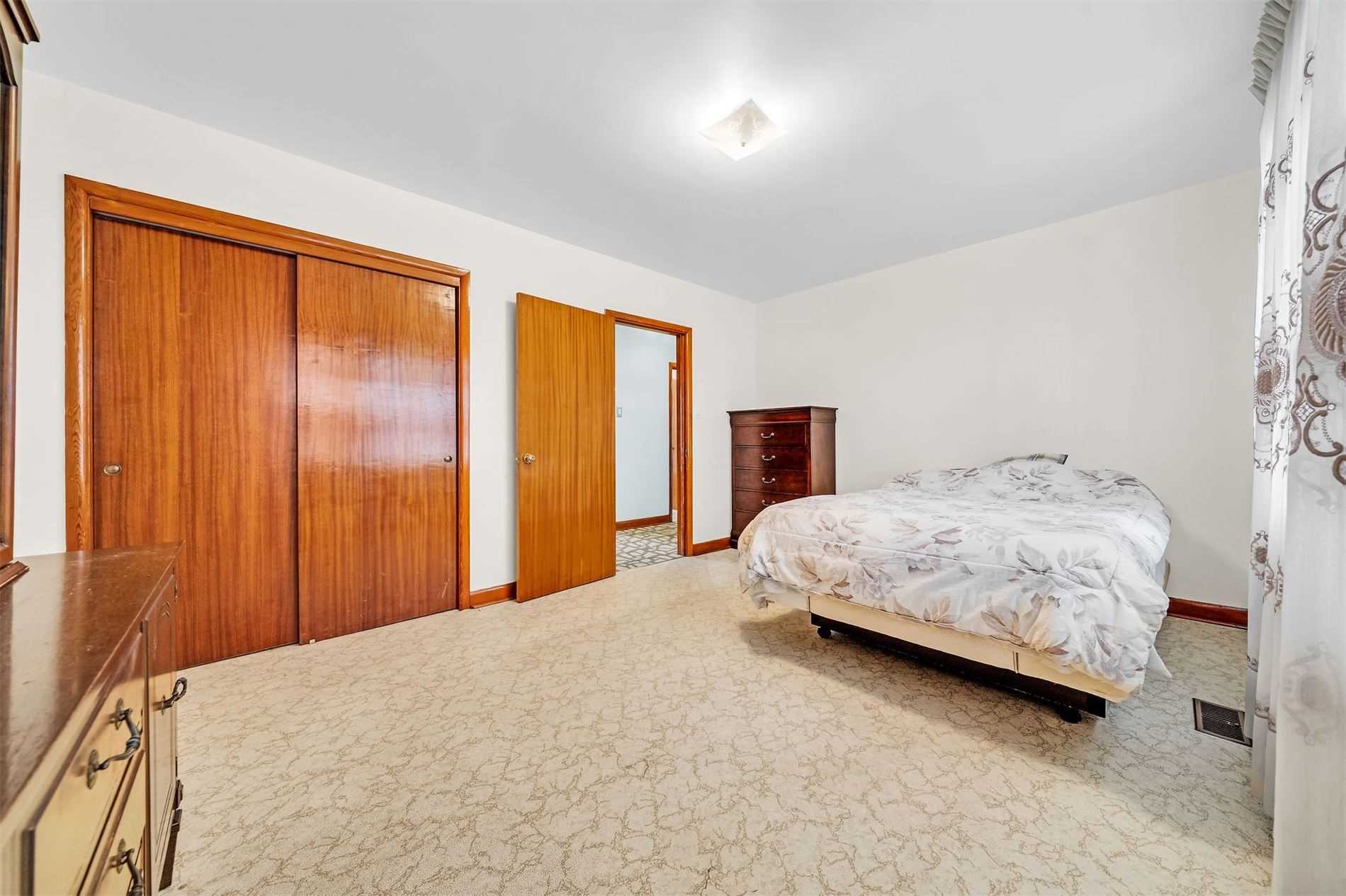 106 Simcoe St E