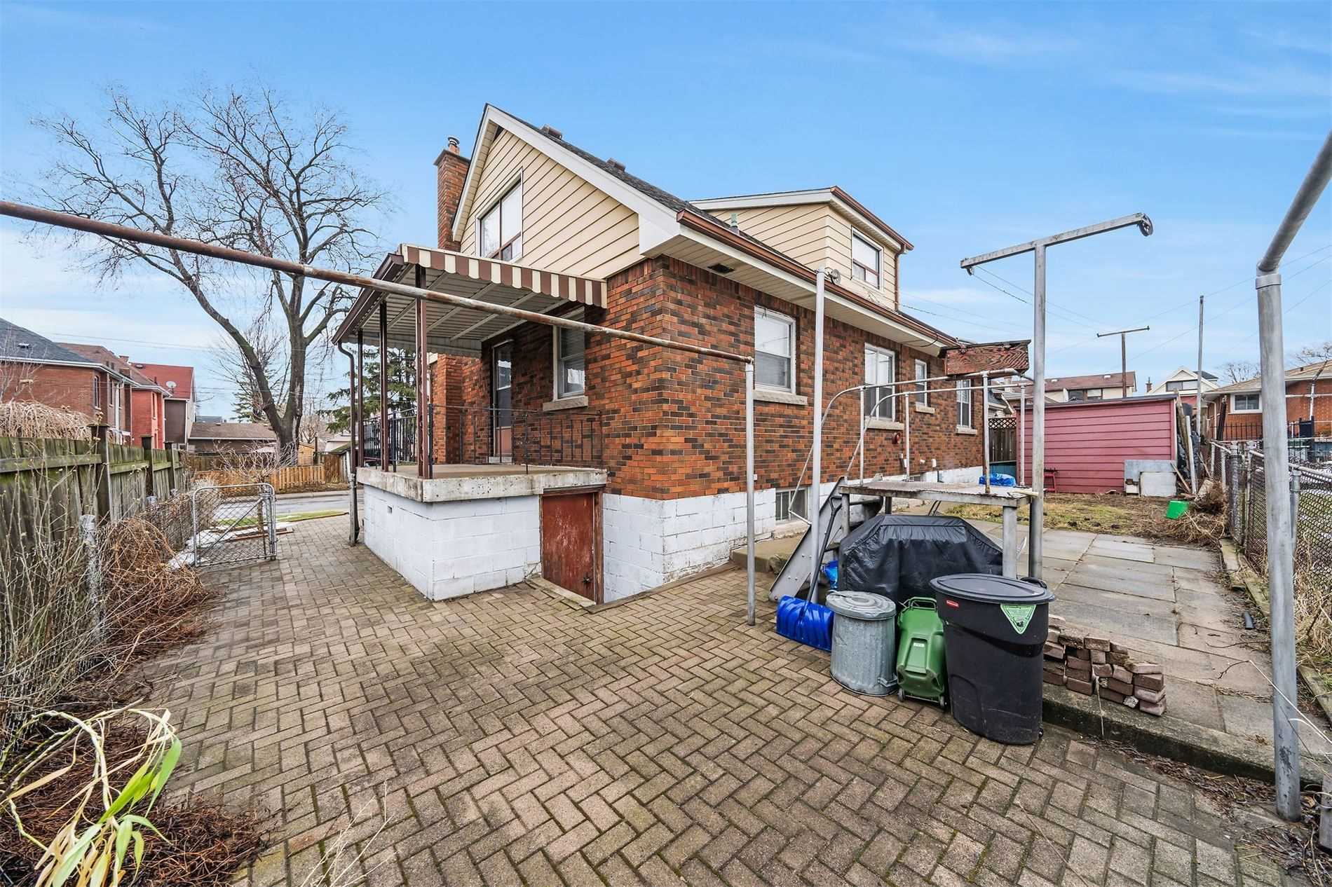 106 Simcoe St E