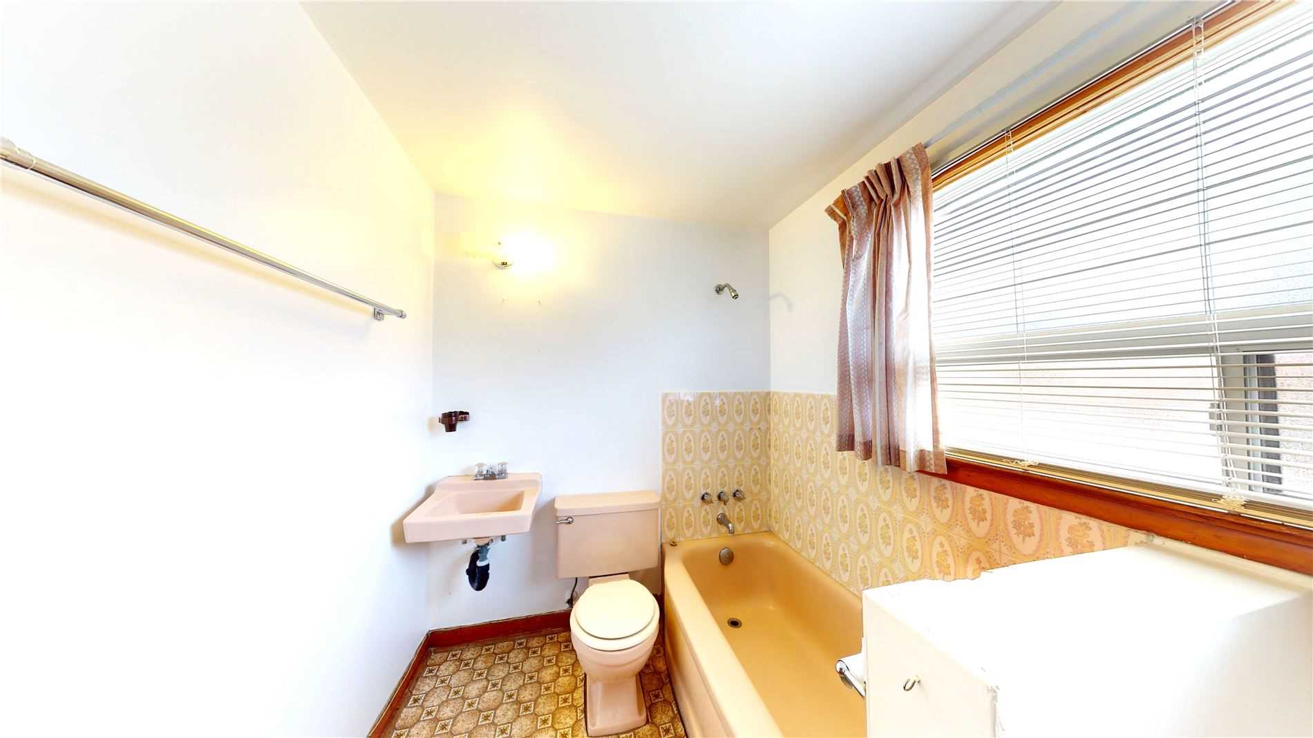 106 Simcoe St E