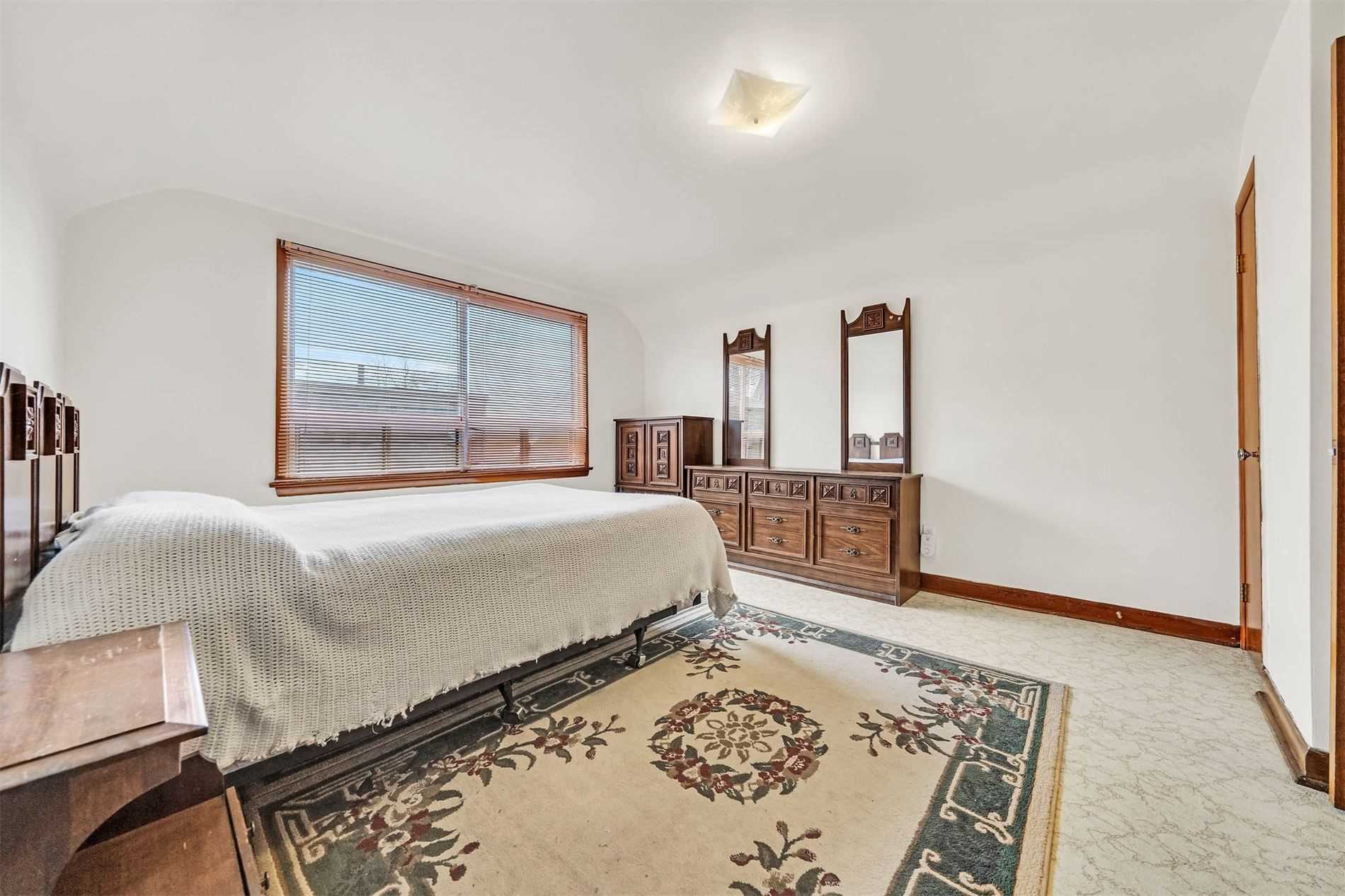 106 Simcoe St E