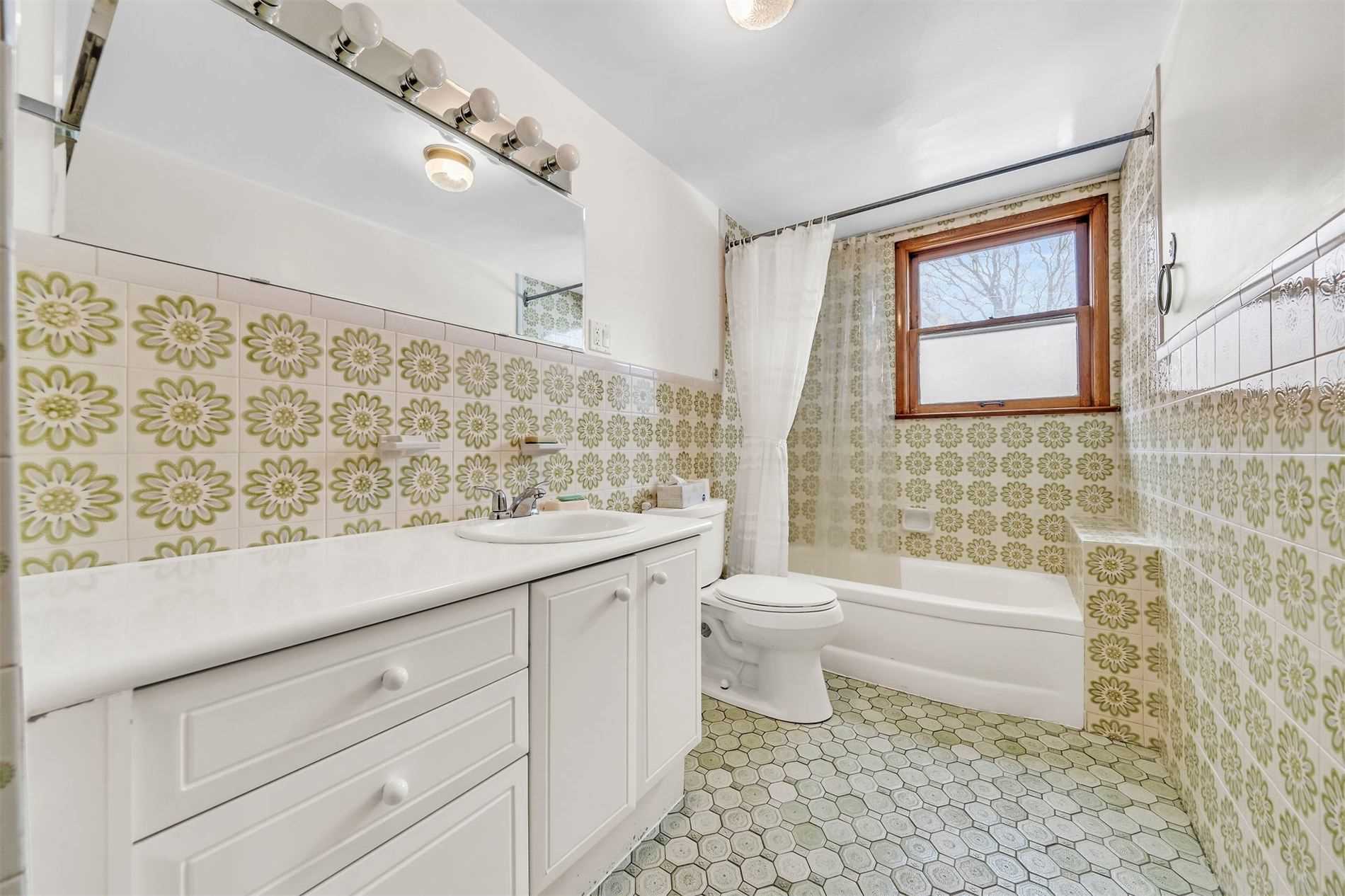 106 Simcoe St E